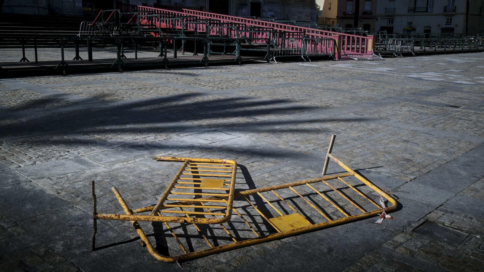 Unas vallas tiradas en una desierta plaza de la Catedral