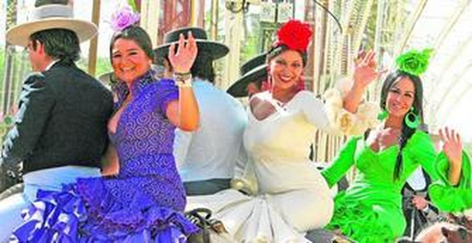 Tres sonrientes jóvenes vestidas de gitana saludan mientras pasean montadas a la grupa en otra brillante jornada en el parque González Hontoria.