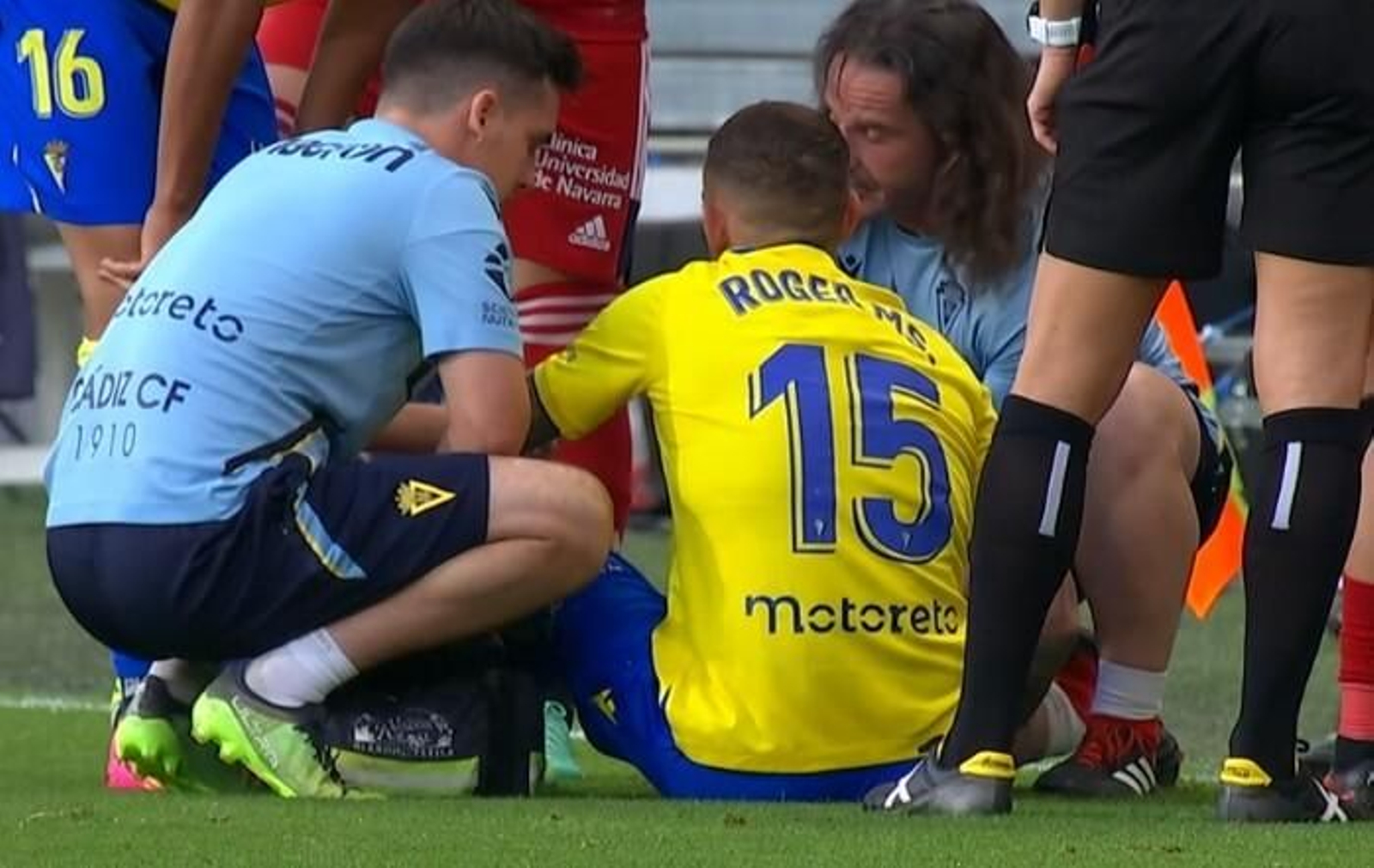 Roger Martí es atendido por los responsables médicos del equipo.