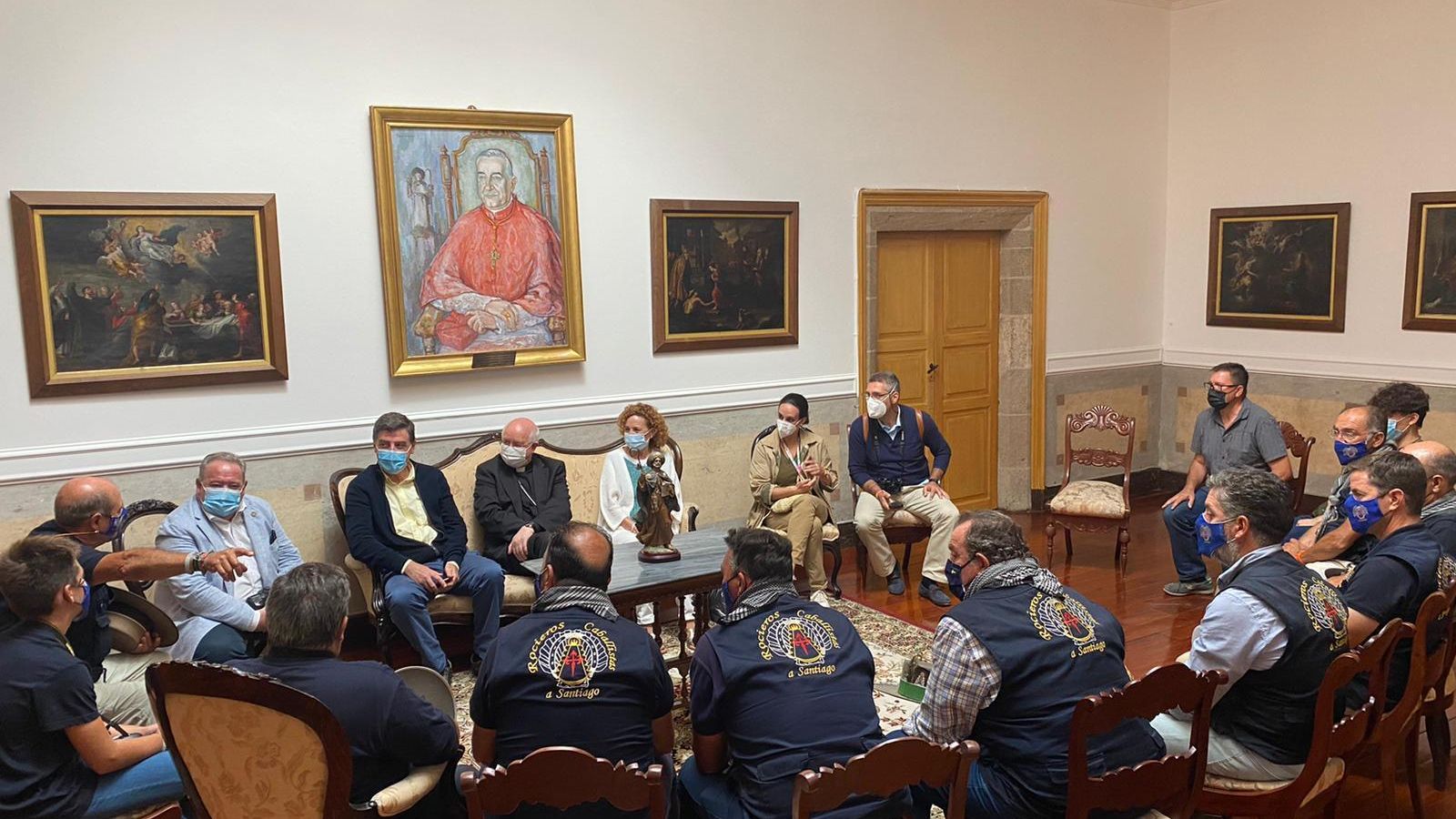 Reunión entre el arzobispo, el presidente de la Hermandad Matriz y los caballistas