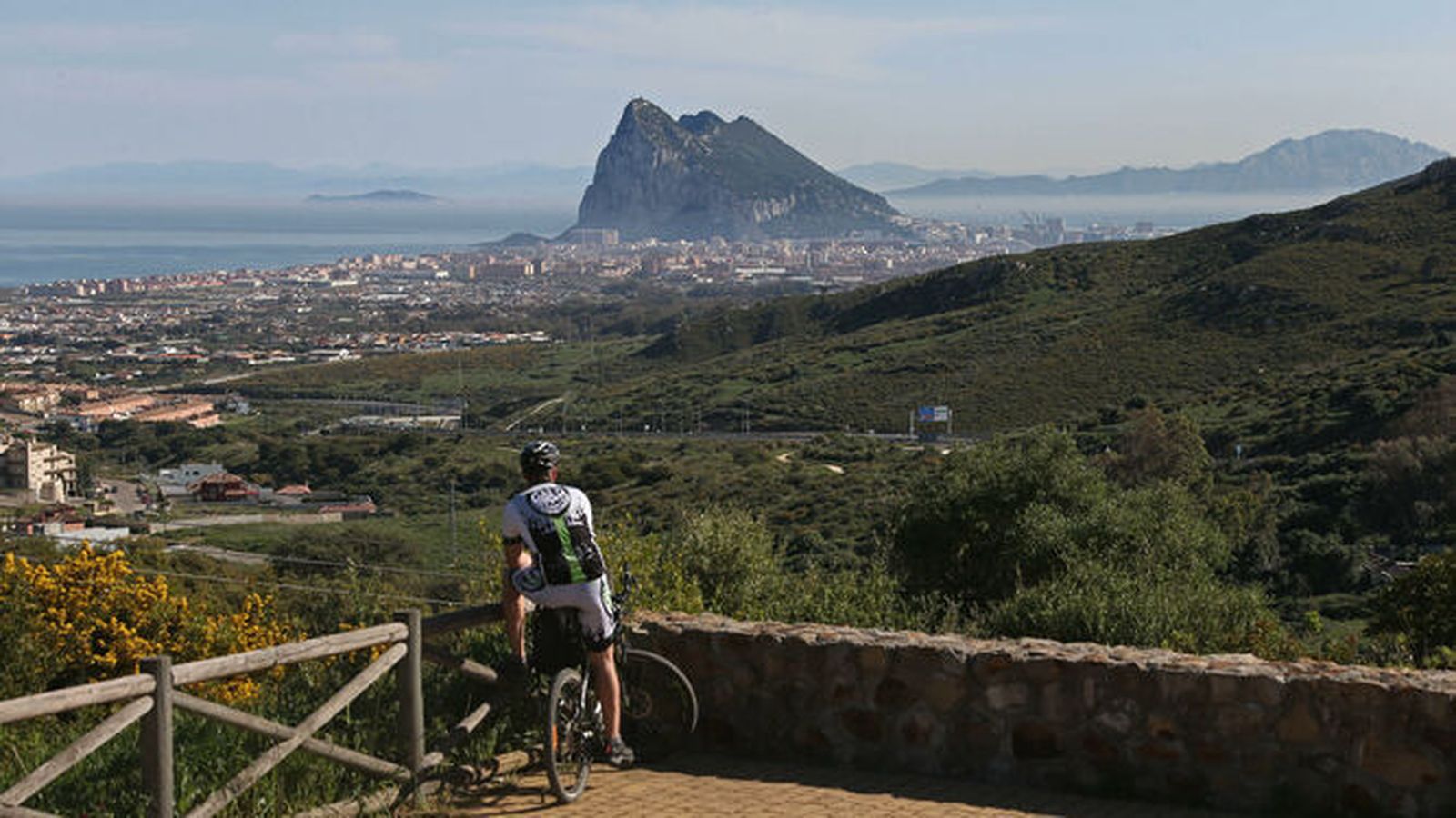 Un ciclista observa La Línea desde el puerto del Higuerón