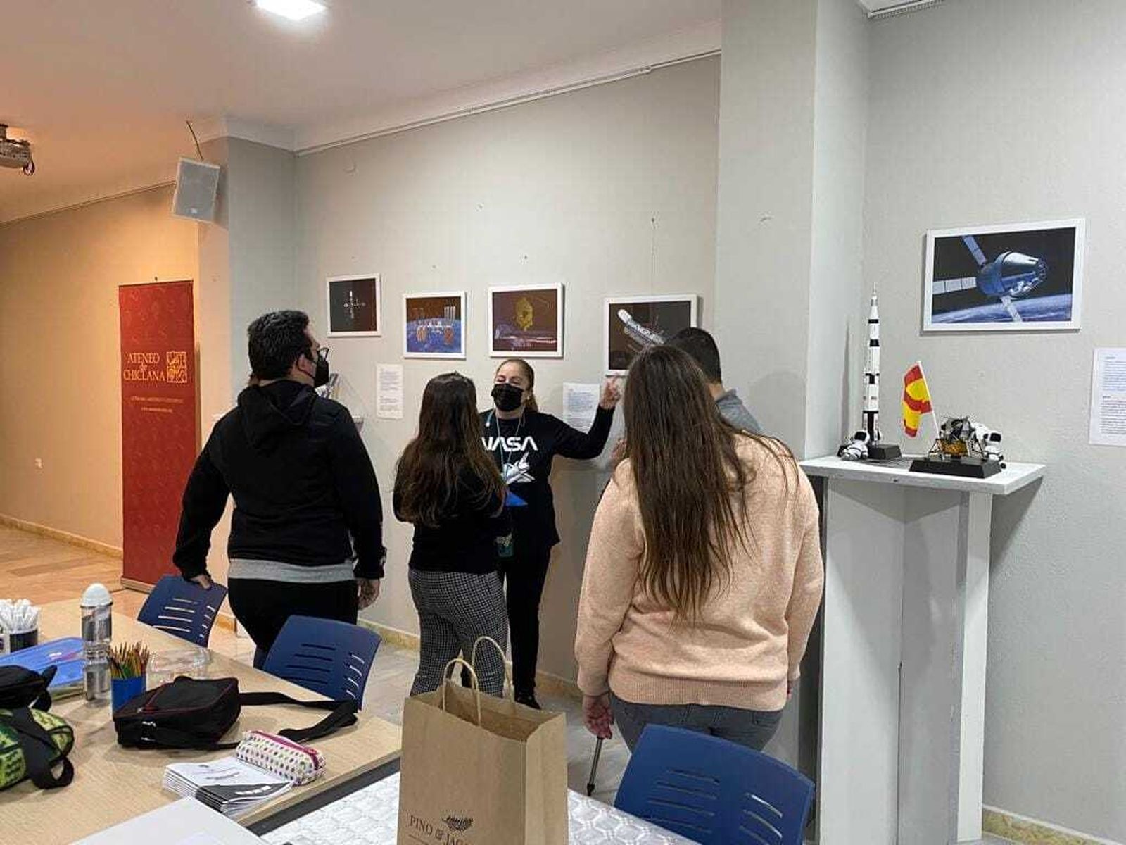 Un grupo de asistentes a las actividades recibe las explicaciones de Virginia Sánchez, responsable del evento.