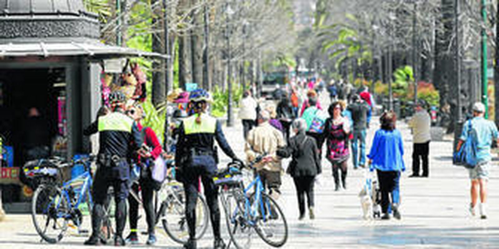 Dos agentes de la Policía Local, en el Paseo del Parque.