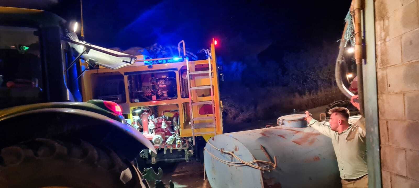 Así ha sido la lucha nocturna contra las llamas en el incendio forestal de la Sierra de Arana