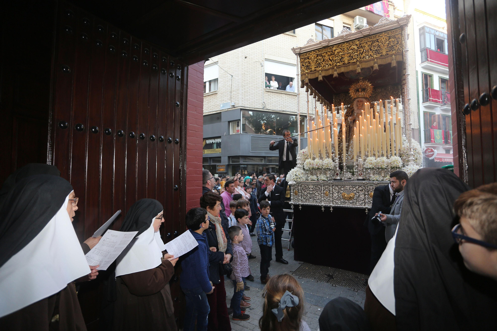 La Virgen del Valle a las puertas de la iglesia conventual de las Hermanas de la Cruz.