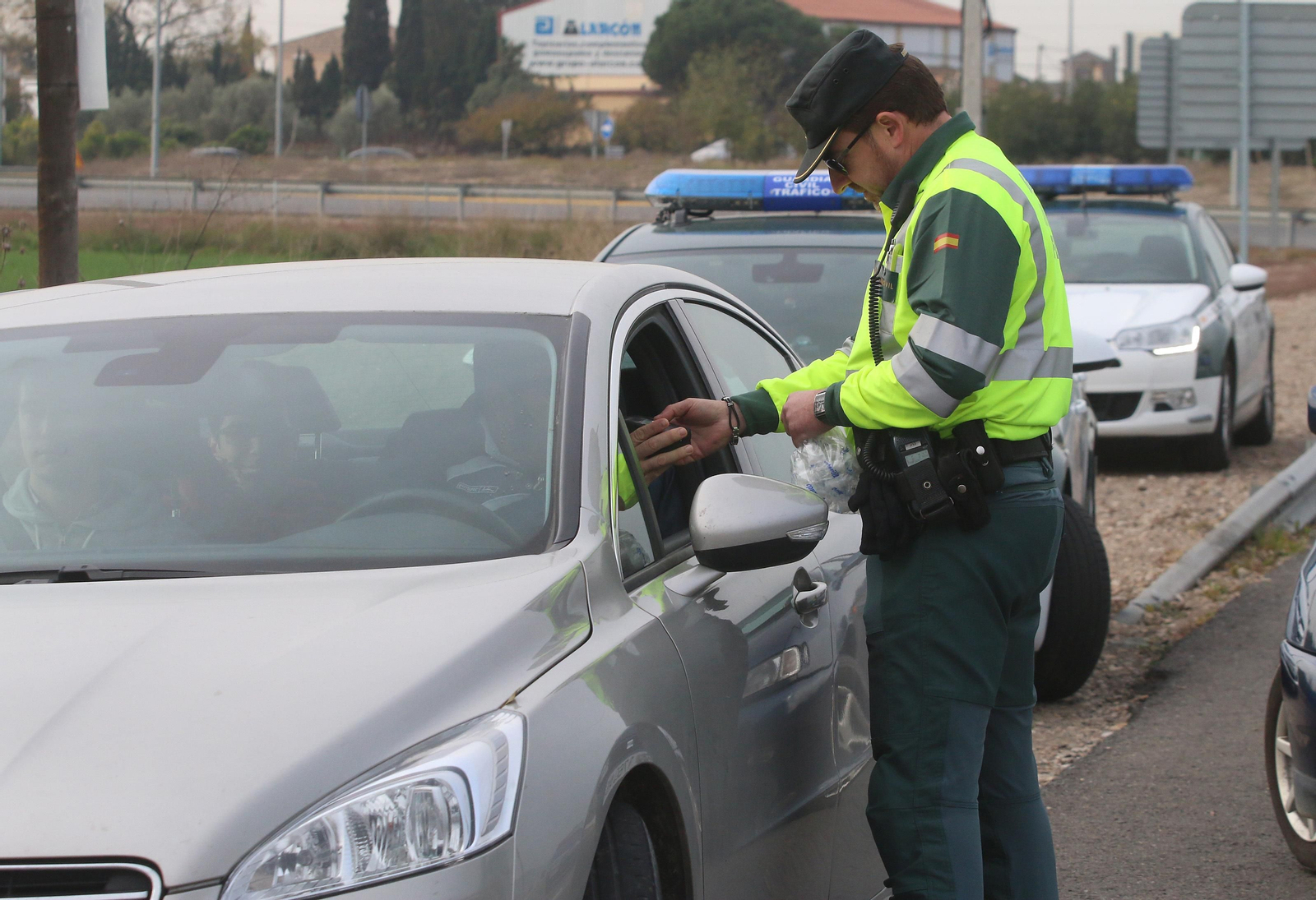 Un guardia civil realiza un control de alcoholemia.