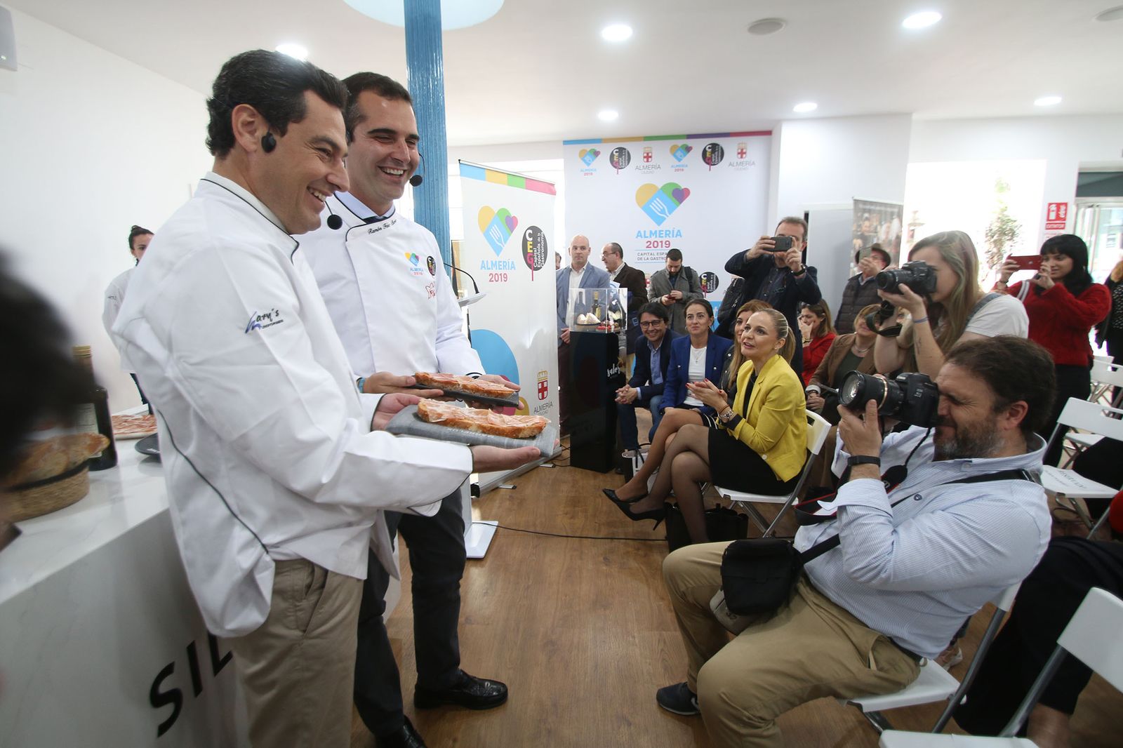 Las imágenes de la visita de Juanma Moreno a Almería