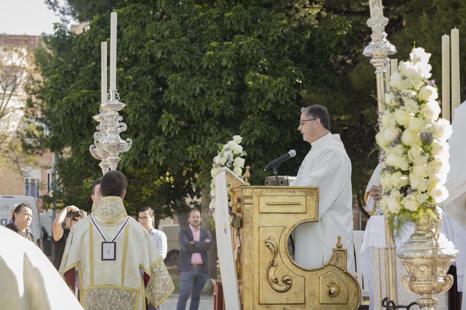 Misa de campaña frente a la parroquia del Cristo de la Sed con la Virgen del Carmen