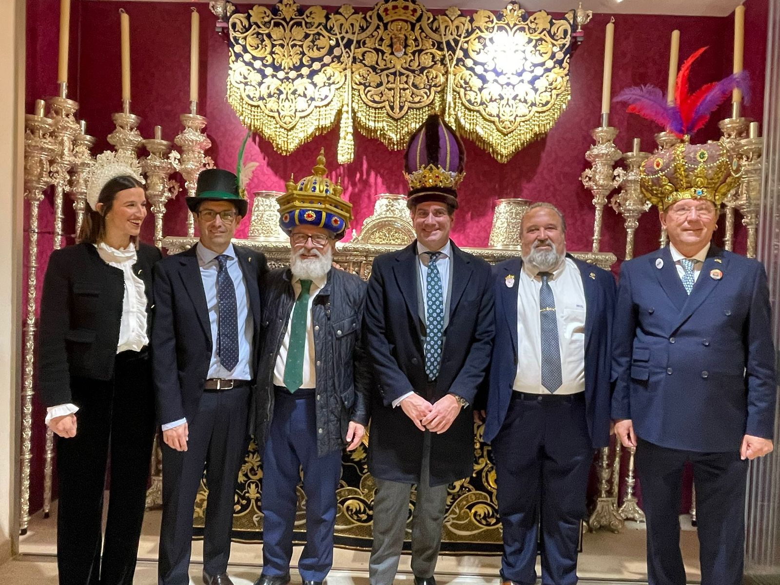 El Séquito Real de 2025, en la casa de hermandad del Perdón con su hermano mayor, Manuel Garrido.