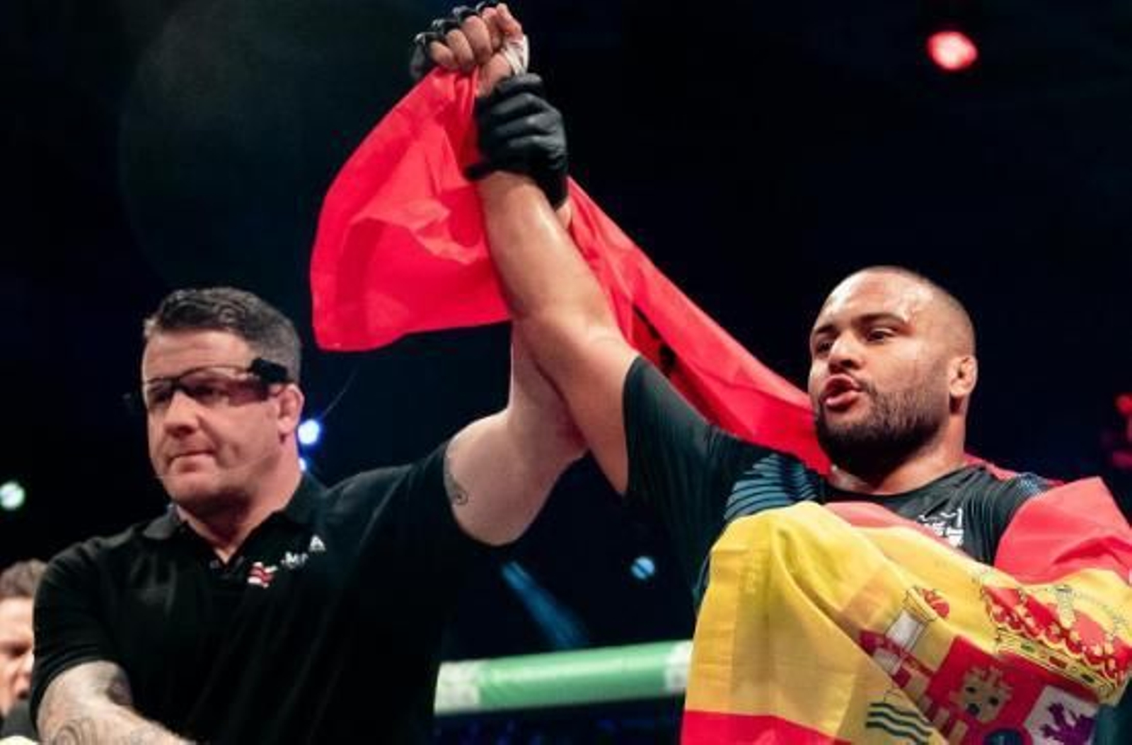 Abdellah Er-Ramy, tras vencer en un combate con la bandera de España