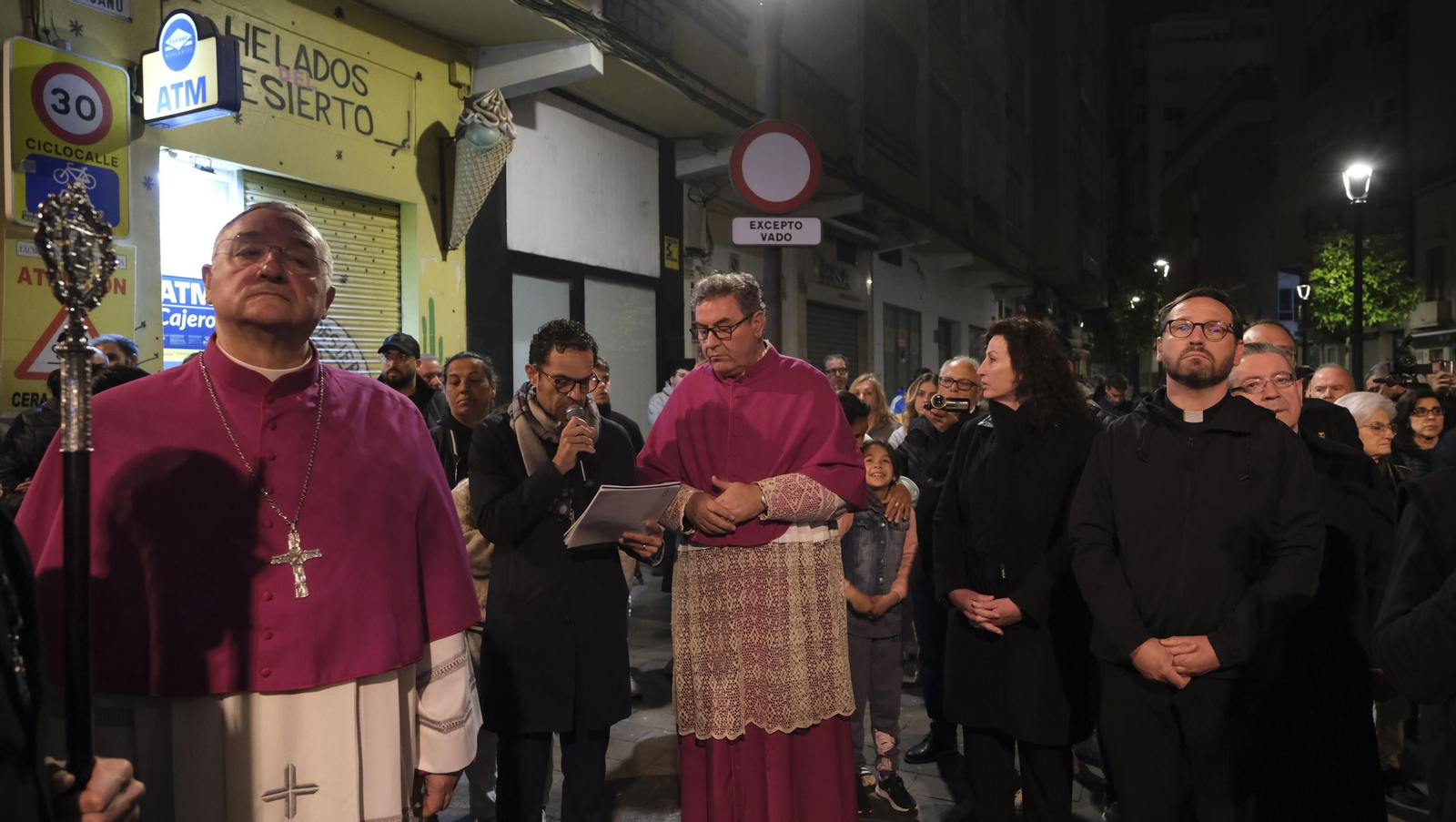 Procesión del Vía Crucis-Cristo de la Escucha en Almería, en imágenes