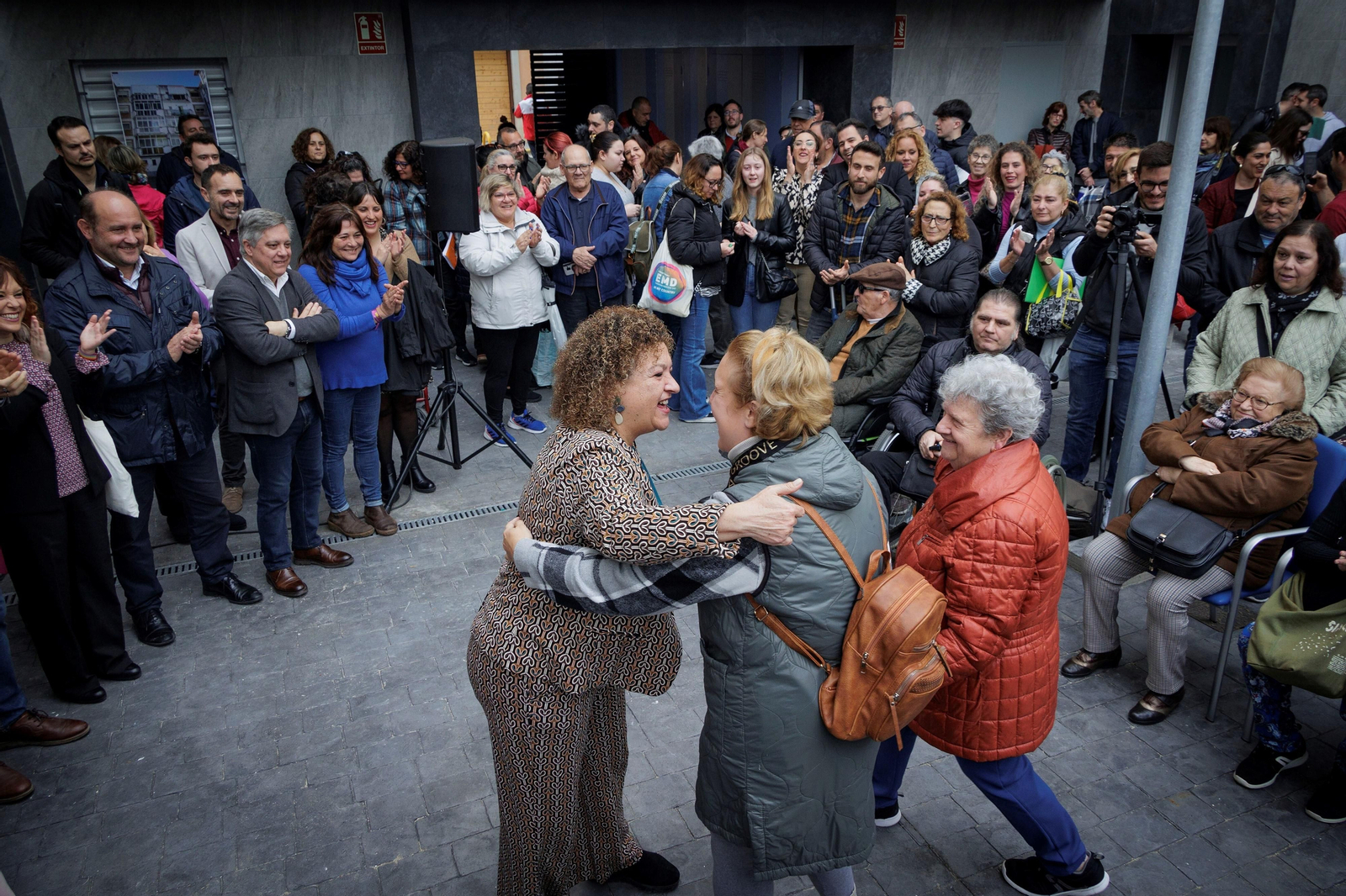 La emocionante entrega de llaves de las casas de Doctor Marañón en Cádiz, en imágenes