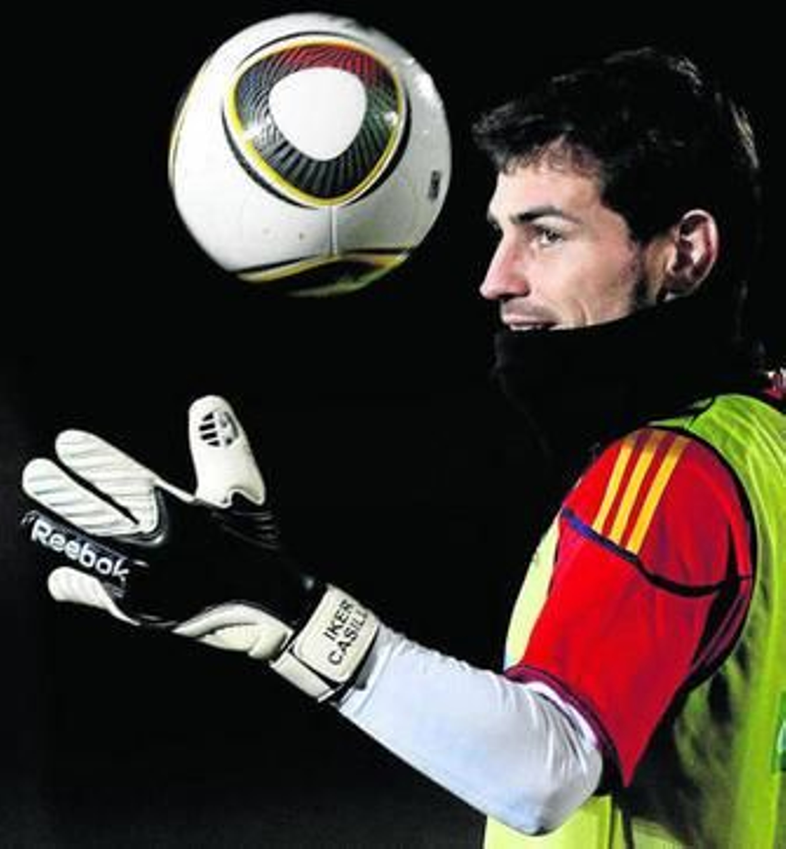 Casillas juega con una pelota en la sesión de trabajo de la selección nacional.