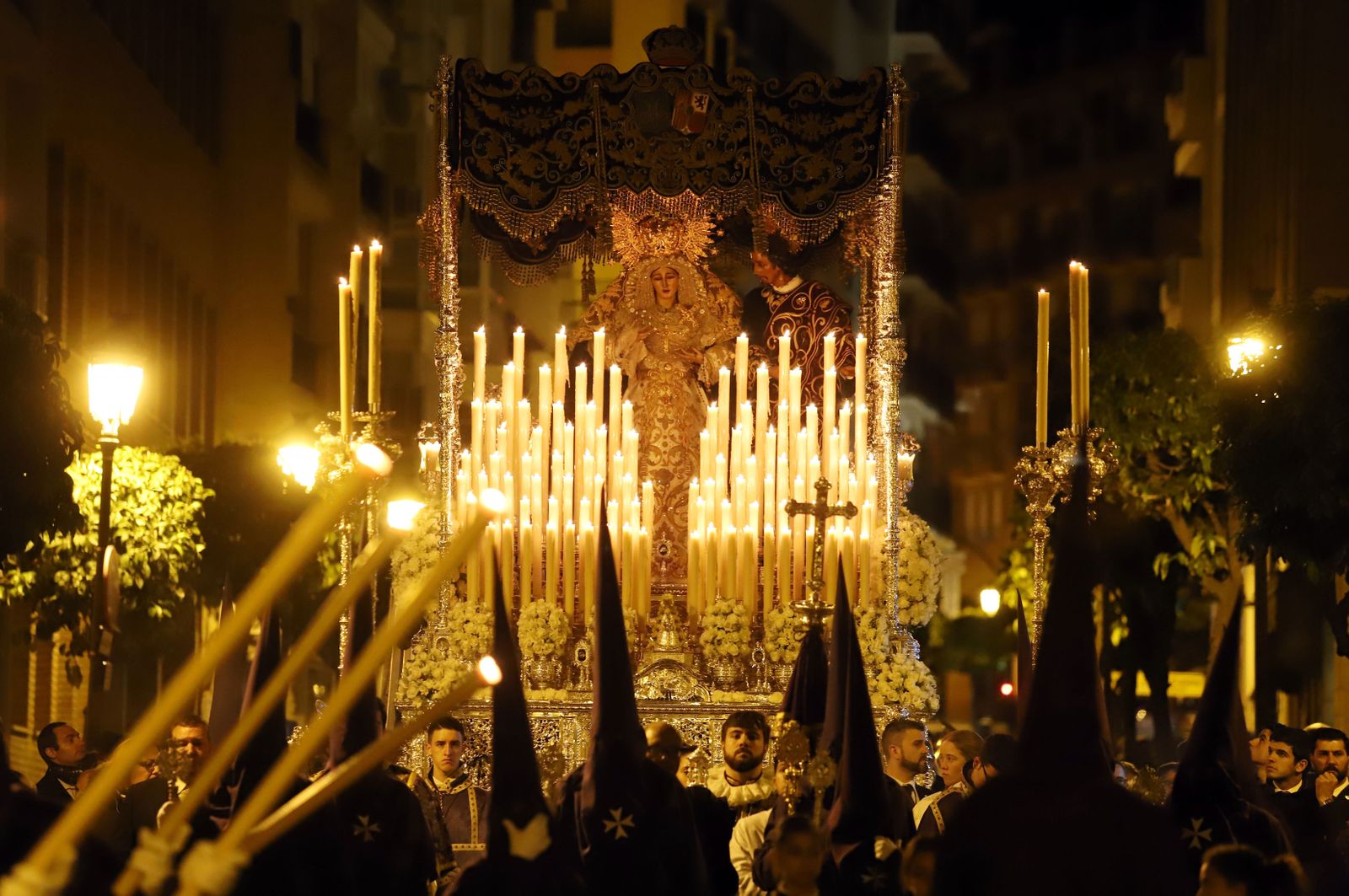 El palio de María Santísima de la Amargura, de la hermandad del Nazareno de Huelva