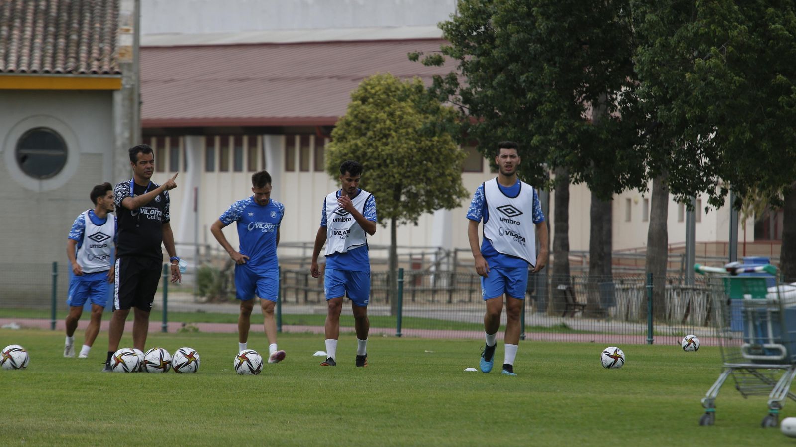 Pérez Herrera da instrucciones a sus jugadores en el campo Pepe Ravelo.