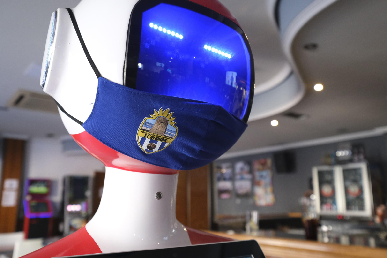 Fotogalería de Herbelita, la robot camarera de El Alquián.