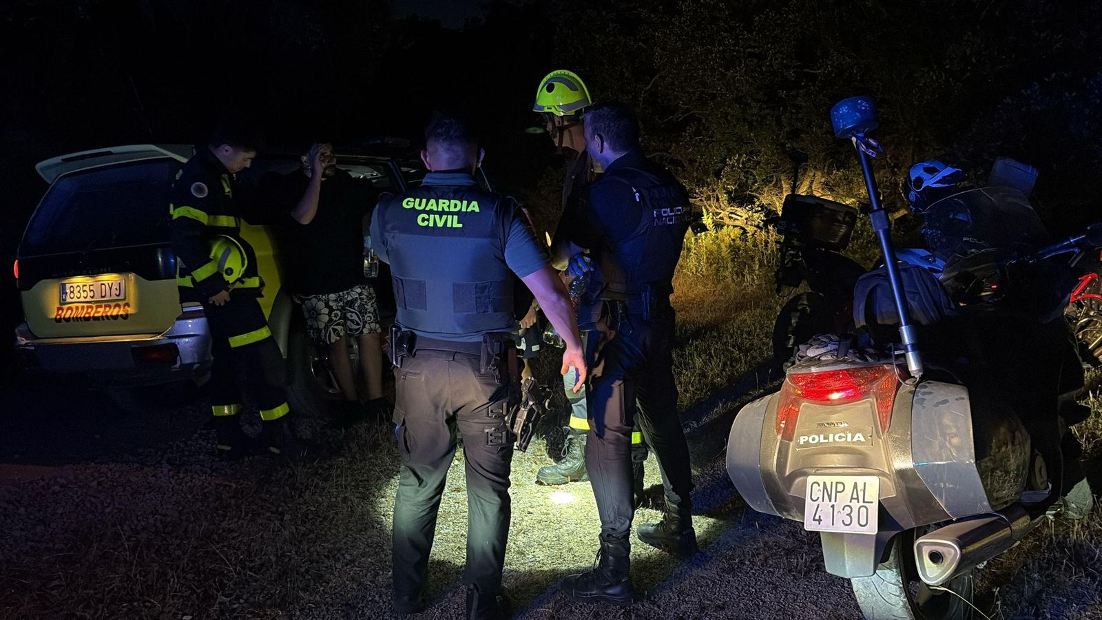 Algunos efectivos que participaron en el rescate dialogan con uno de los excursionistas. Algunos efectivos que participaron en el rescate dialogan con uno de los excursionistas.