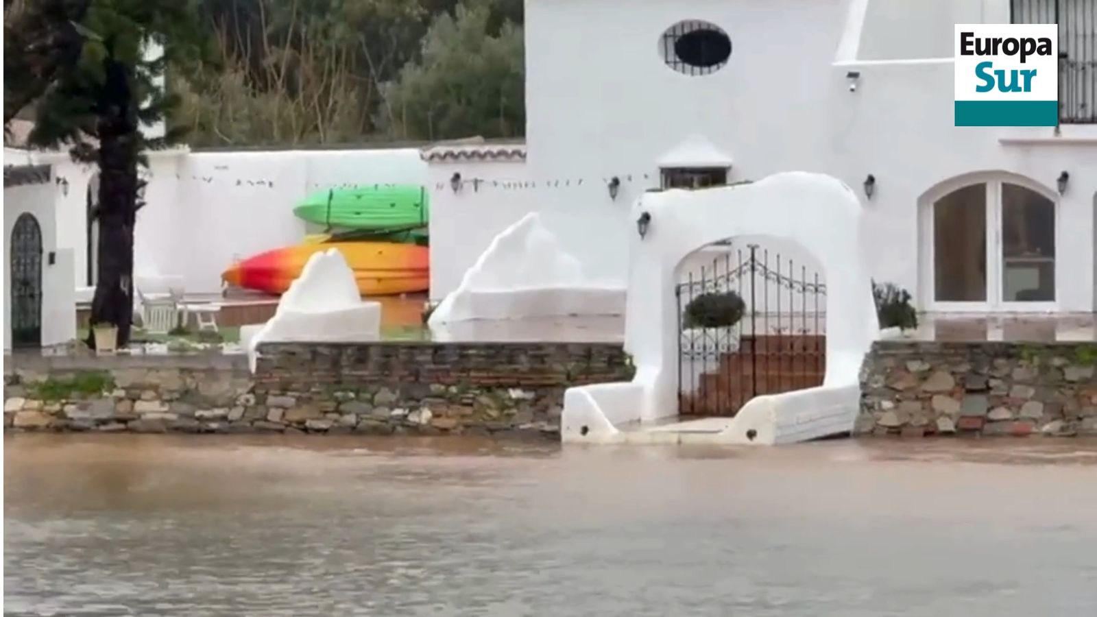 Así baja el río Guadarranque tras el desalojo de viviendas ante el riesgo de desbordamiento