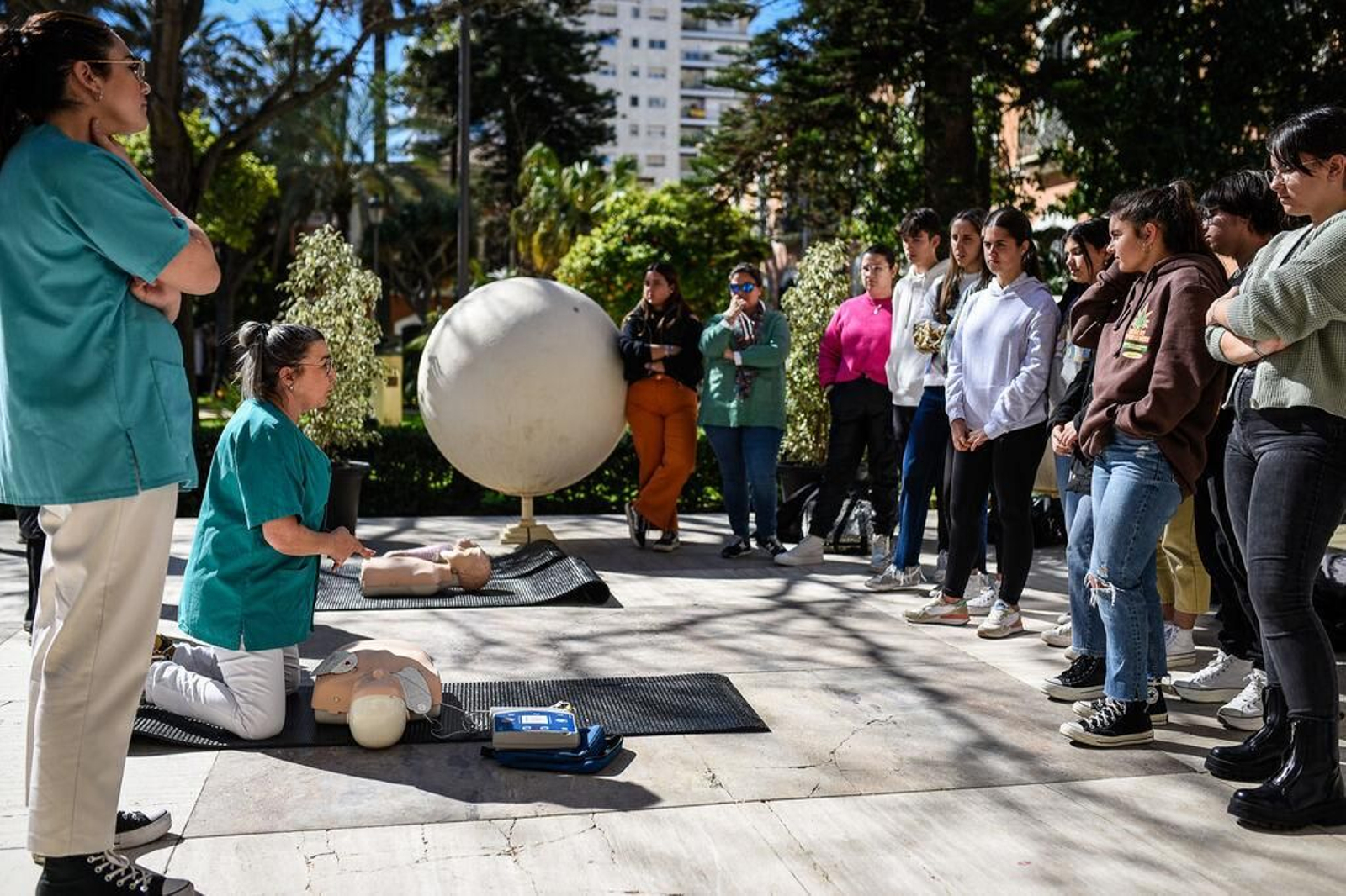 Profesionales del hospital Juan Ramón Jiménez enseñan las técnicas RCP.