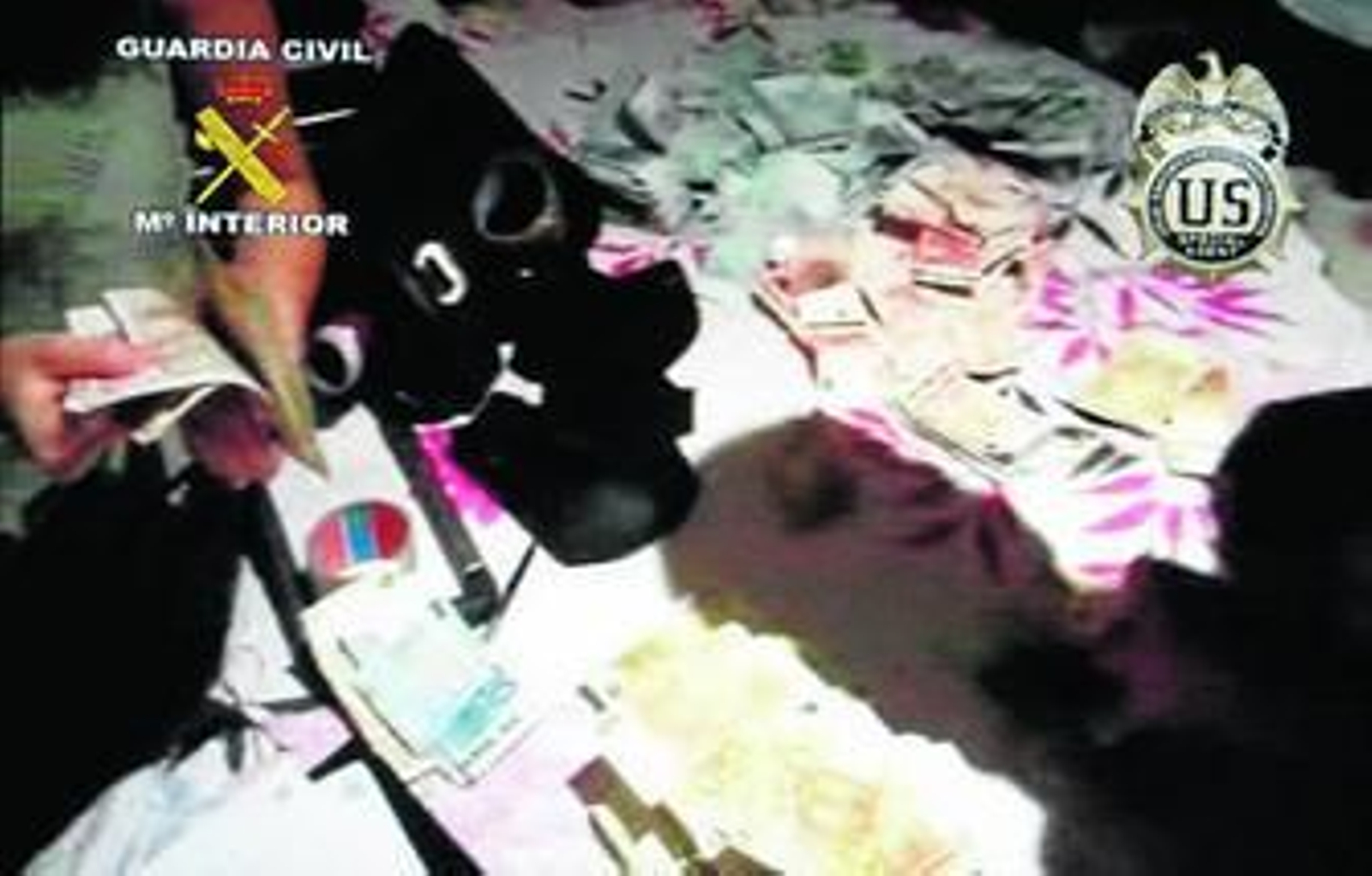 Imagen de parte del dinero incautado en la operación.