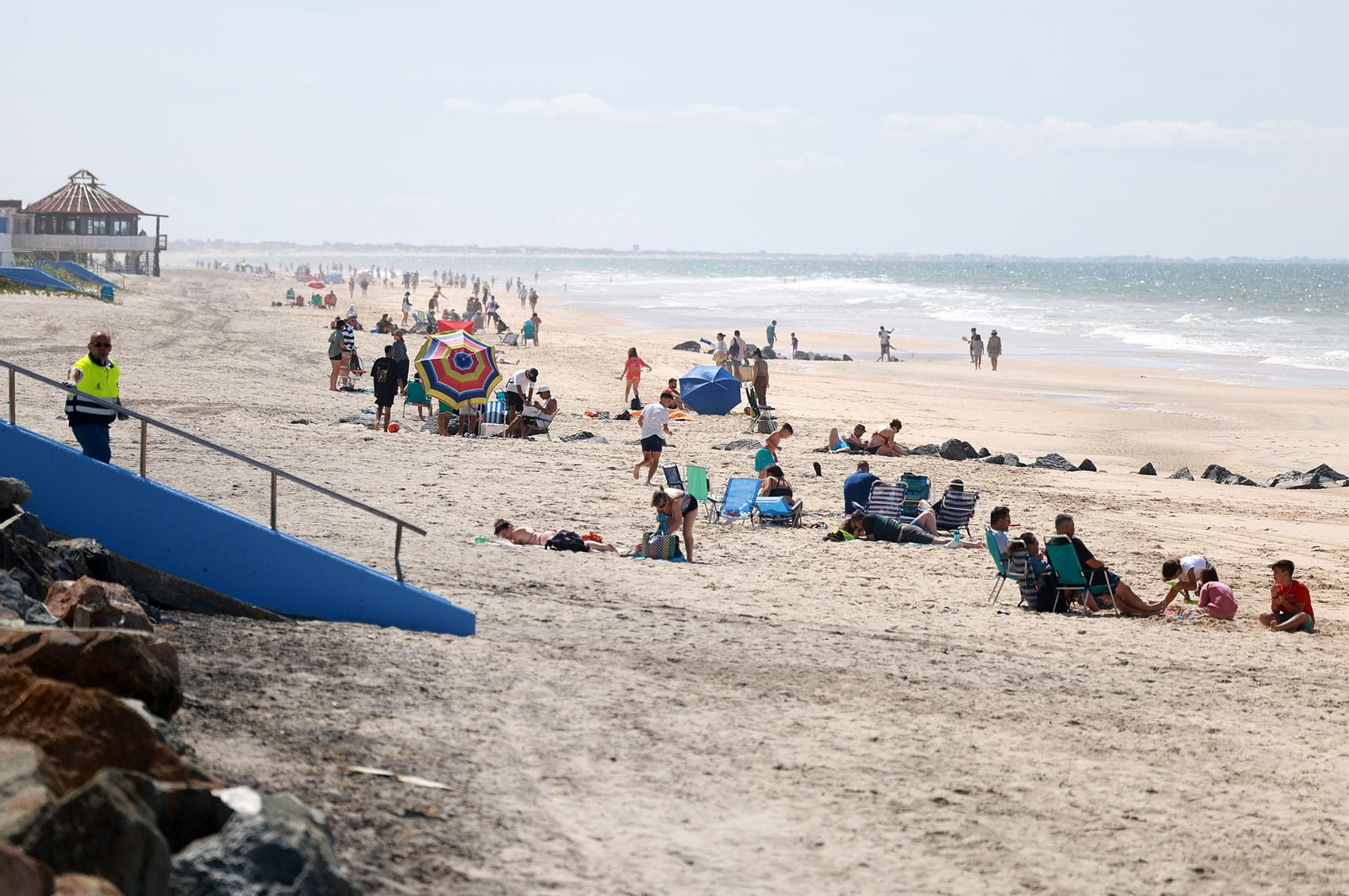 Imágenes del ambiente en las playas de Matalascañas y Mazagón durante la mañana del domingo