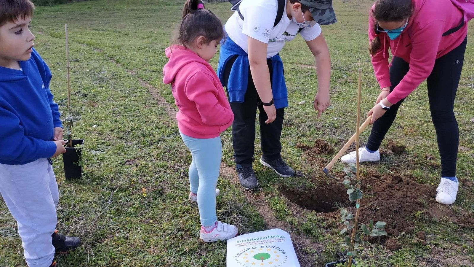 Los niños de Conquista participan en una plantación de árboles.