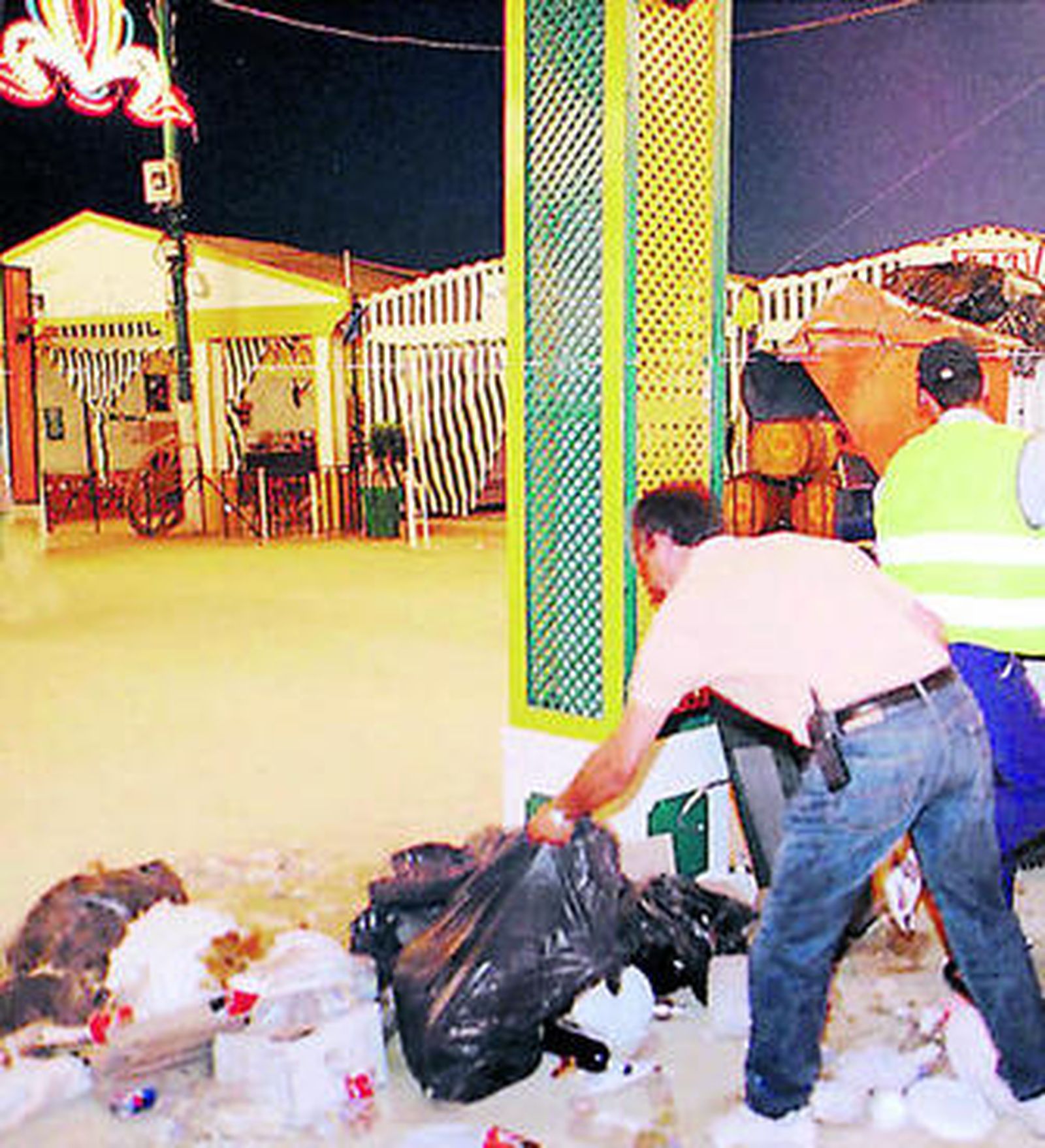 Instantánea de recogida de bolsas de basura en el recinto ferial.