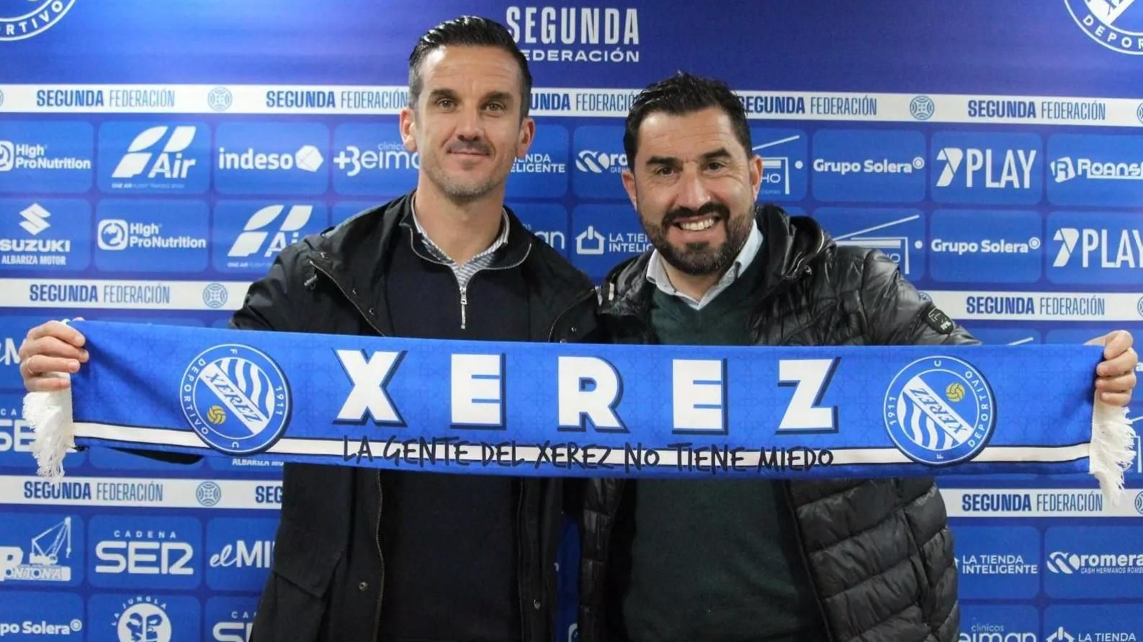 Bello y Antonio Fernández, en la presentación del gallego como técnico azulino.