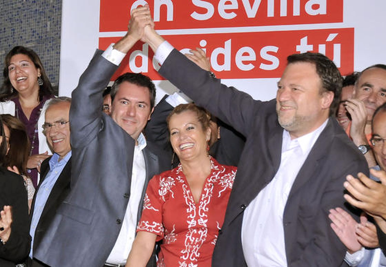 Monteseirín da la mano a su relevo en el PSOE de Sevilla.

Foto: Juan Carlos Vázquez