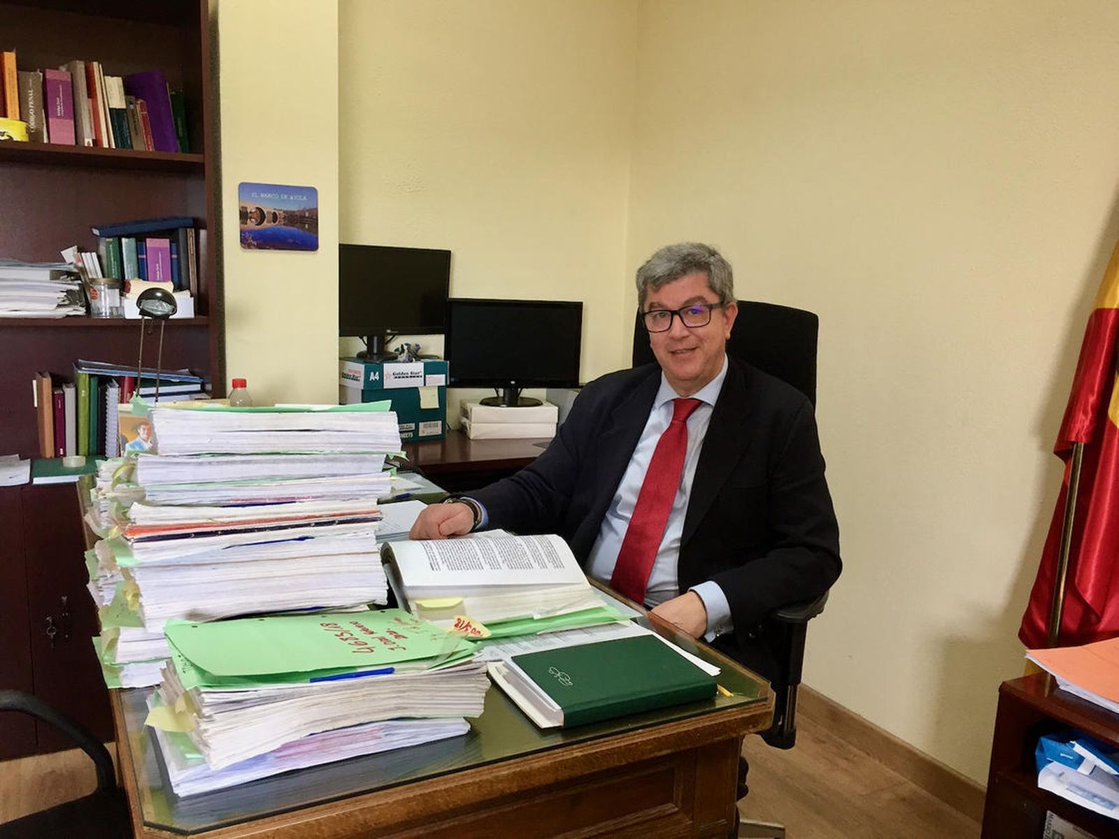 El presidente de la Sección Cuarta de la Audiencia de Sevilla, Carlos Lledó, en su despacho.