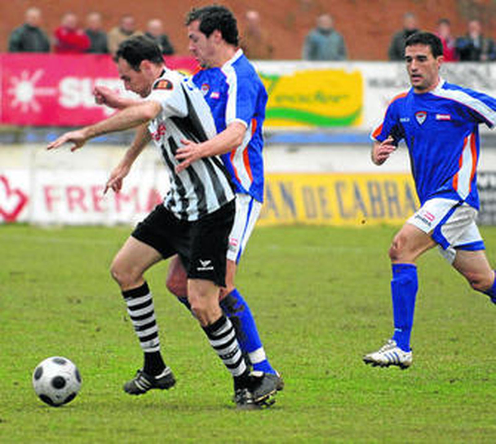 Carlos Guerra controla el balón en el Guadalajara-Balona de 2009.