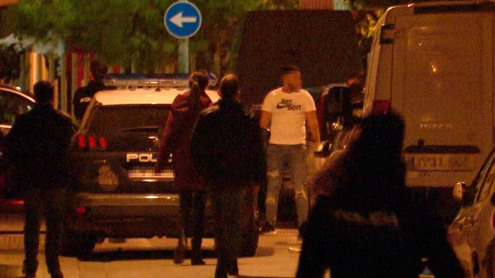 Varias personas en el escenario del tiroteo de Palmete.