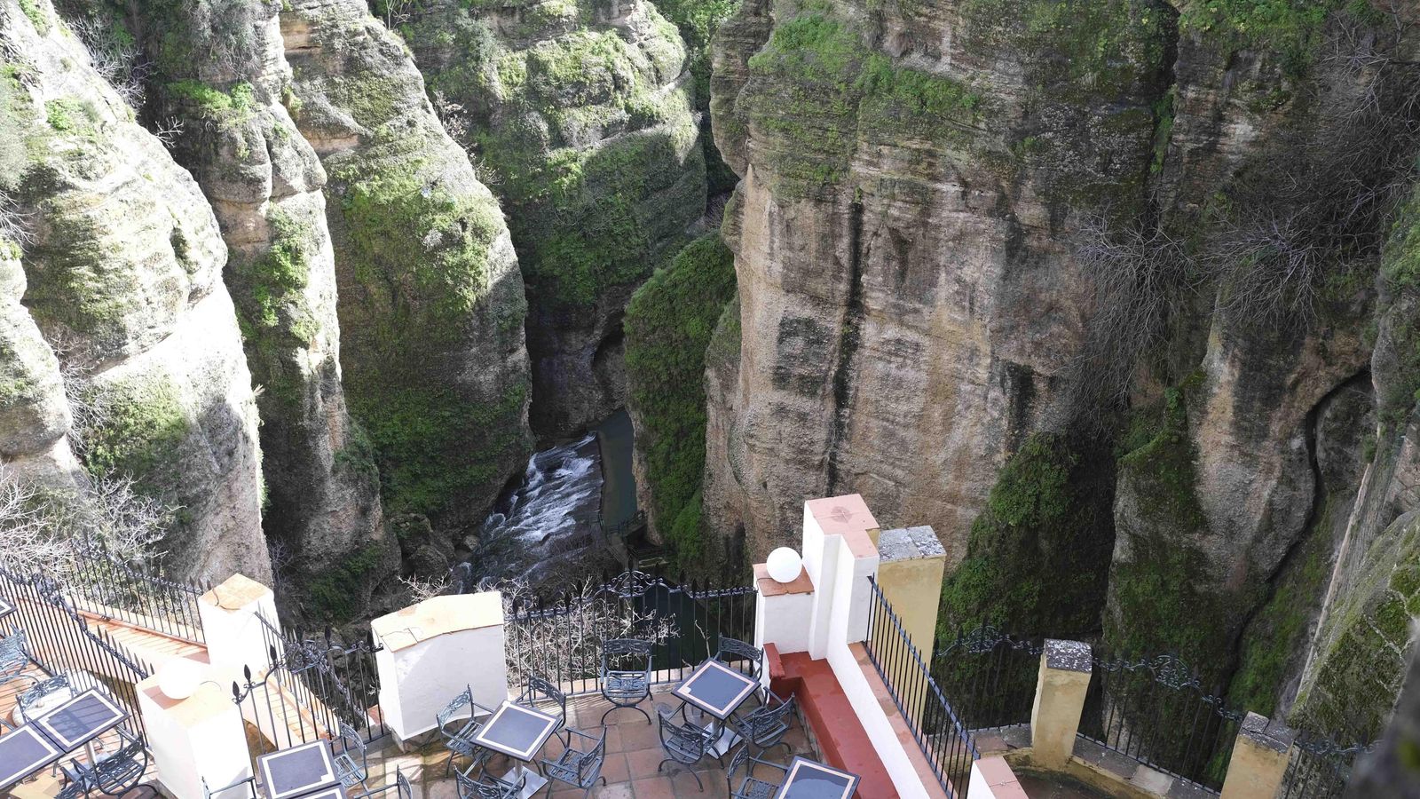 Garante del Tajo de Ronda en la que se encuentra el salto de la presa hidroeléctrica. Garante del Tajo de Ronda en la que se encuentra el salto de la presa hidroeléctrica.