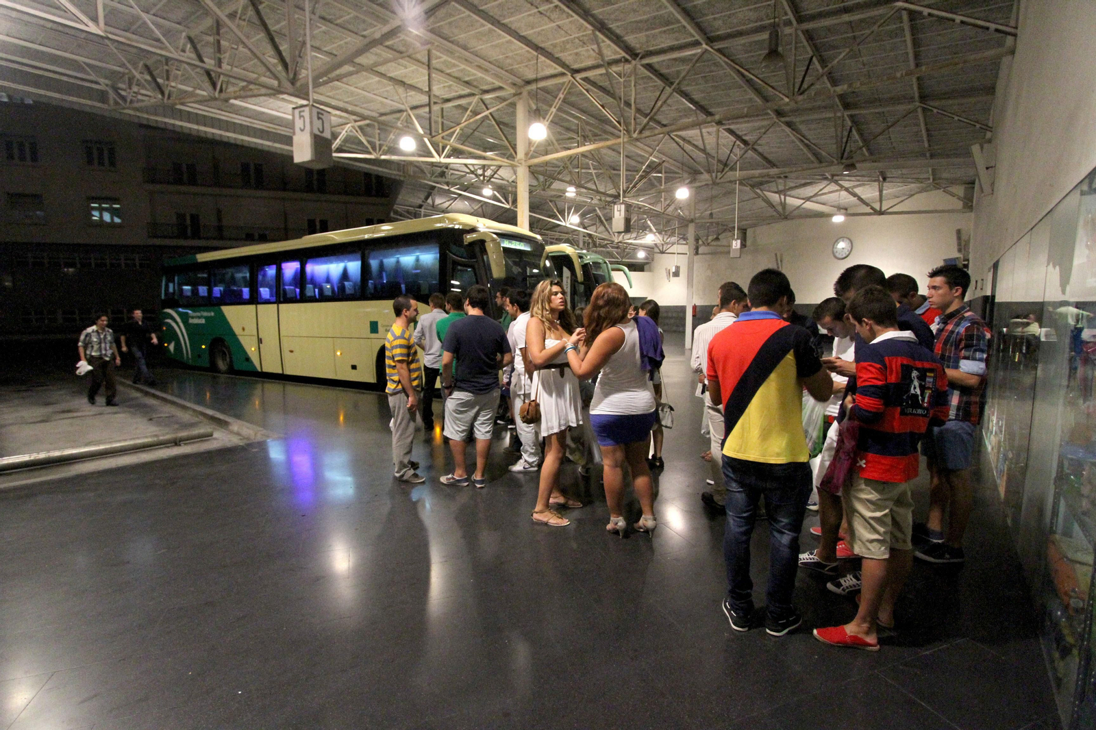 Usuarios esperan el Bus Búho en la estación de Algeciras. Usuarios esperan el Bus Búho en la estación de Algeciras.