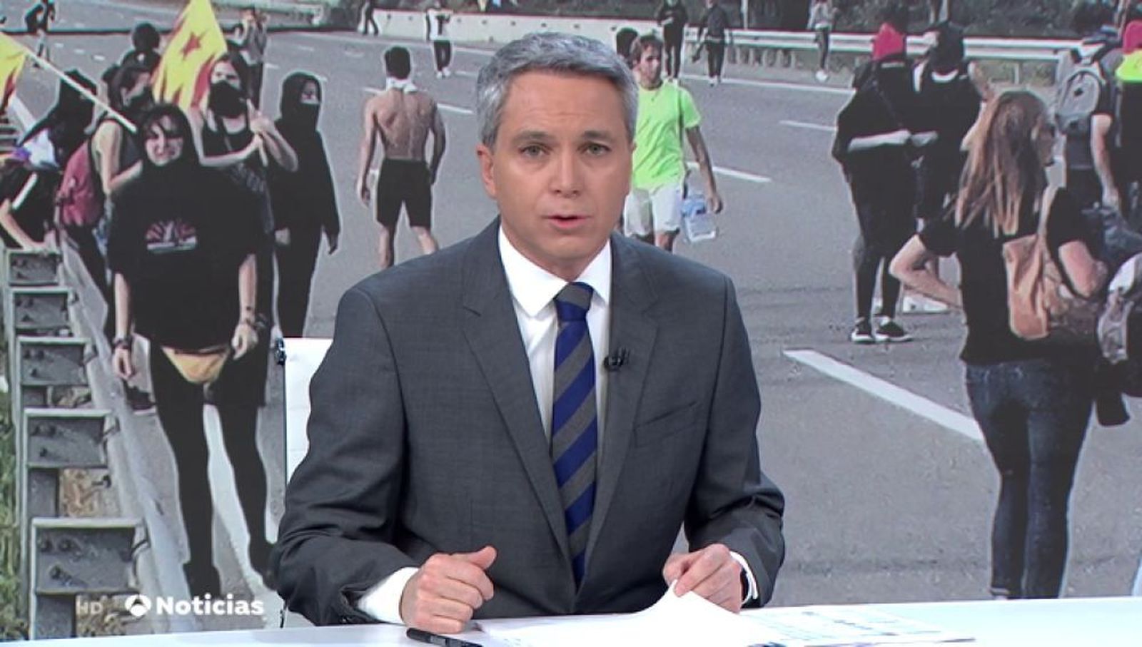 Vicente Vallés en un informativo sobre conflictos en Cataluña