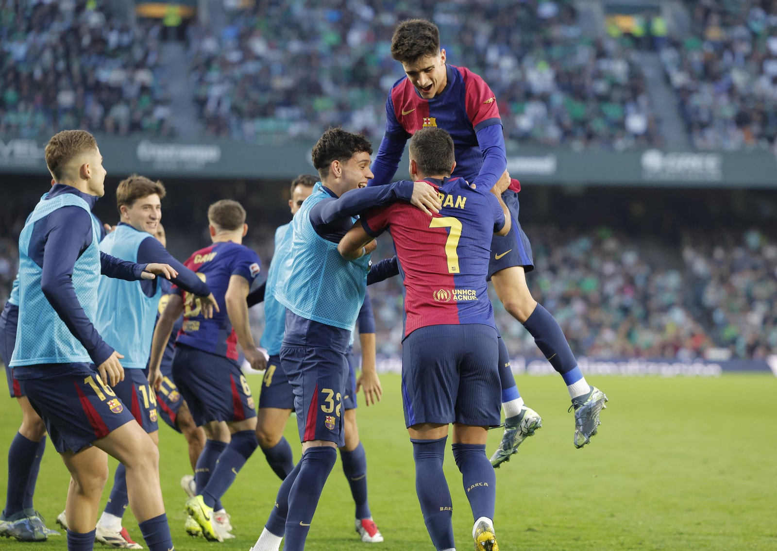 Los jugadores del FC Barcelona celebran un gon en el partido ante el Betis