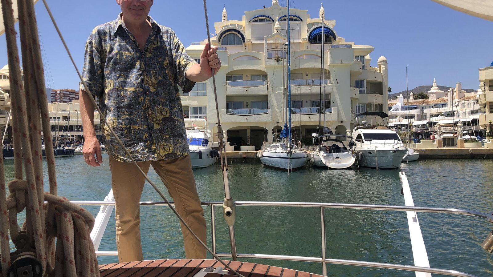 Siro Altamirano, en su barco frente a las islas de Puerto Marina.