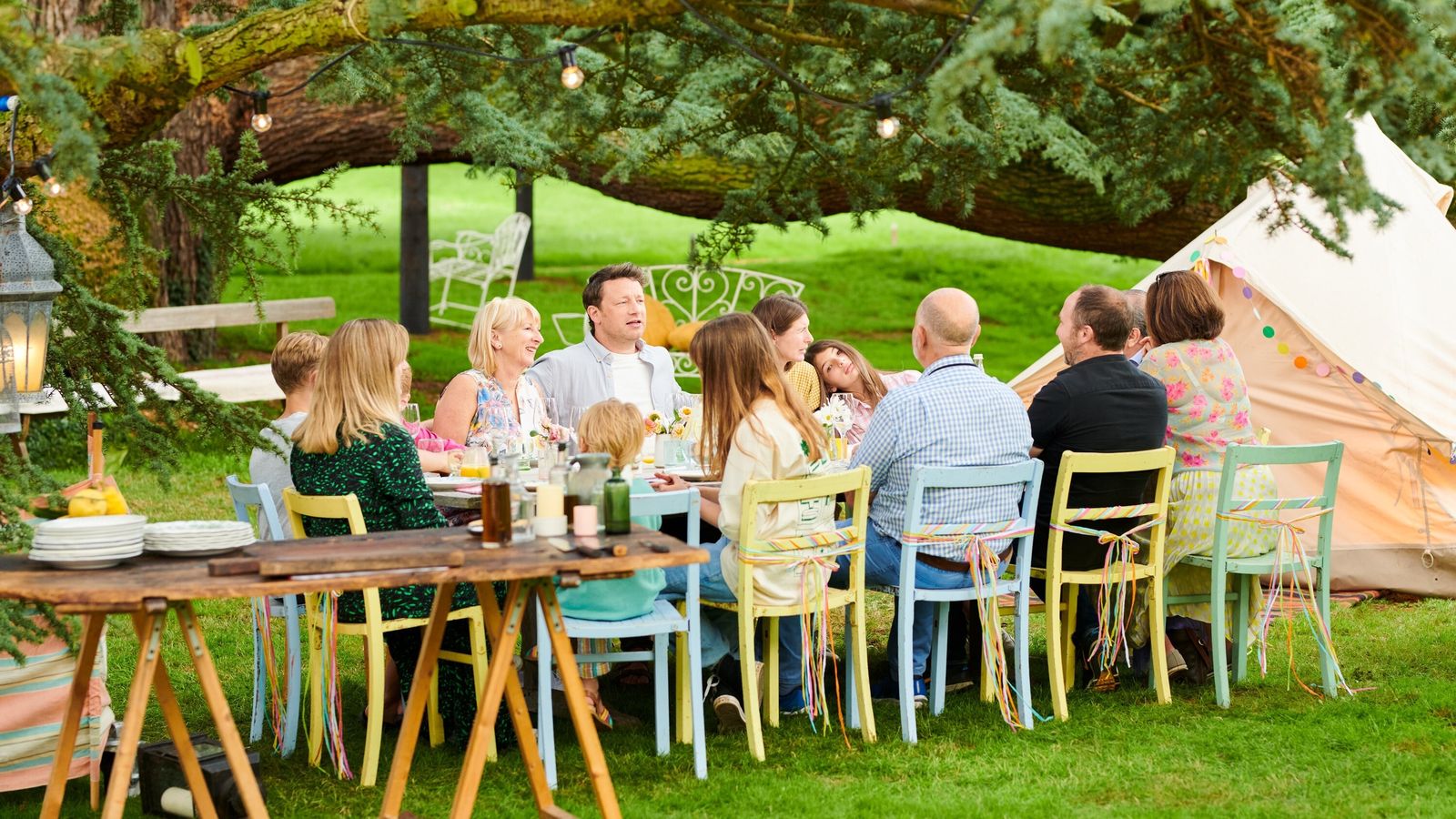 Celebración familiar en el jardín