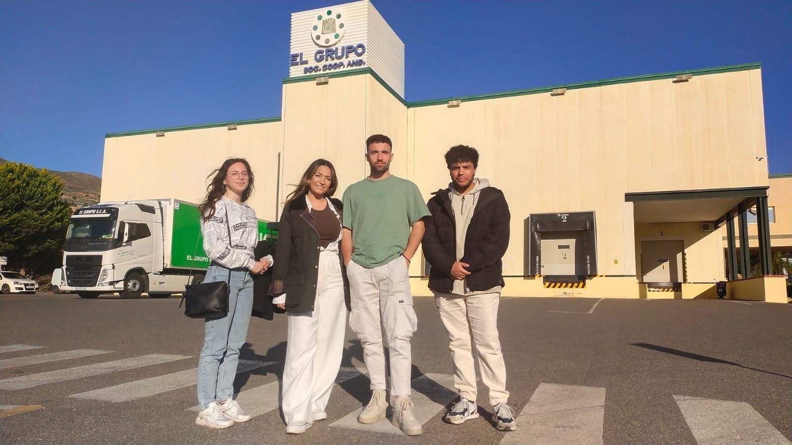 Jóvenes participantes en su lugar de trabajo