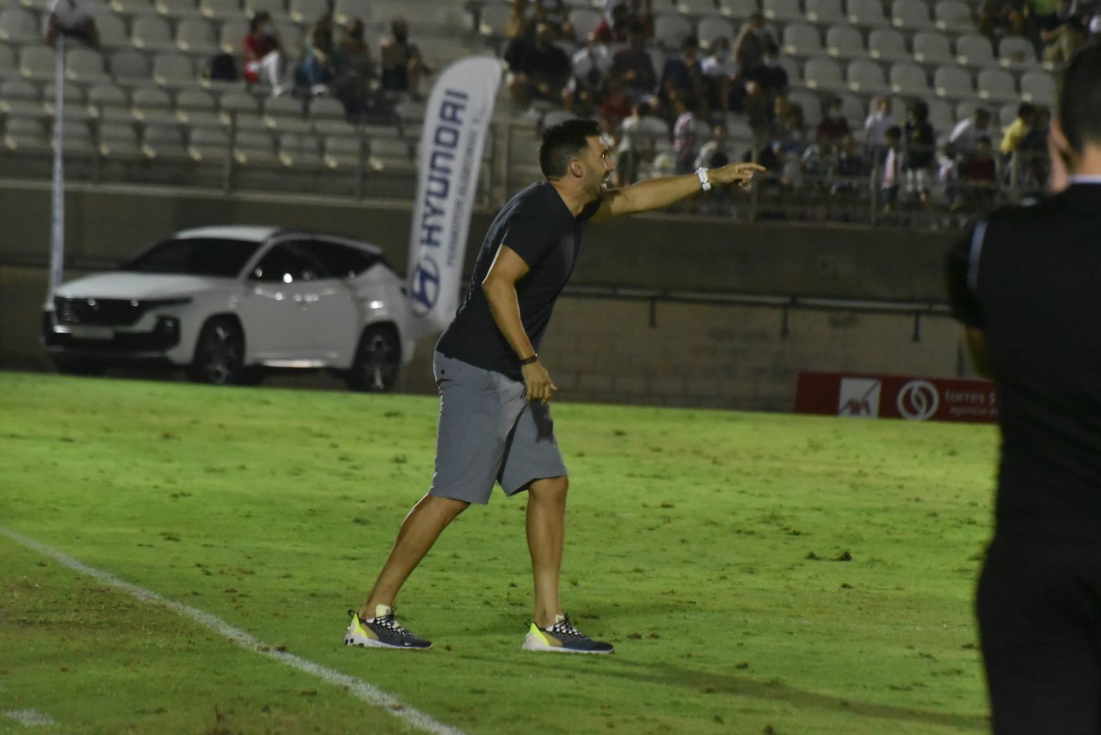 Eder Sarabia da instrucciones a sus jugadores, este viernes en el Nuevo Mirador