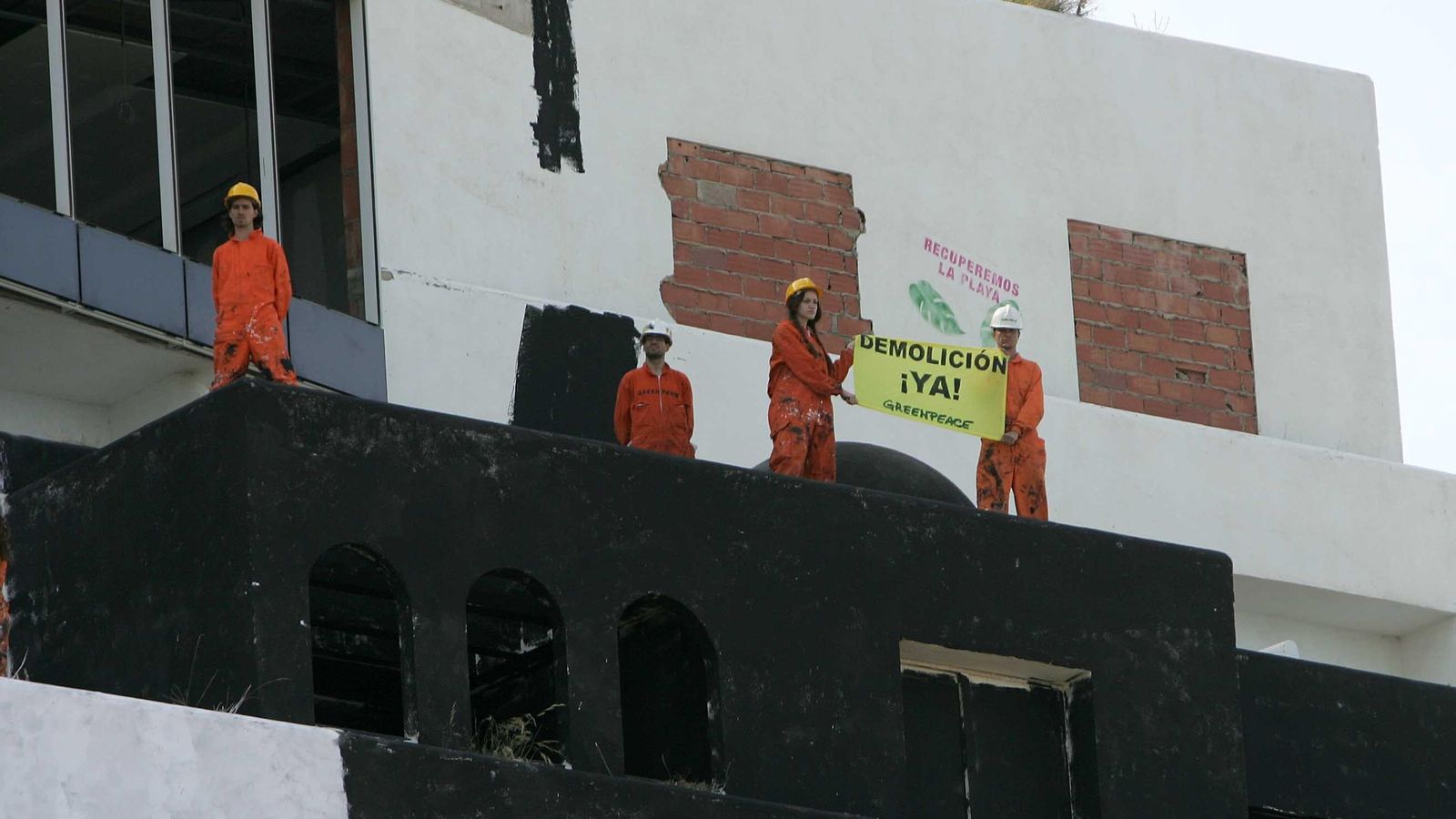 Una de las innumerables protestas ecologistas en el hotel de Carboneras.
