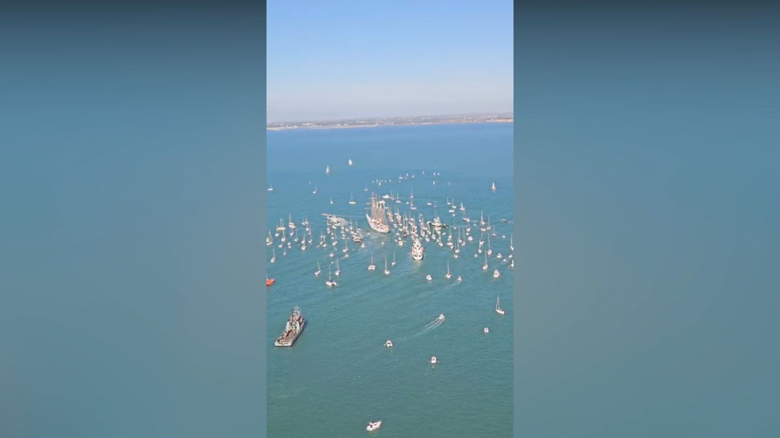 La impresionante despedida al 'Elcano' en Cádiz vista desde el aire y alta mar