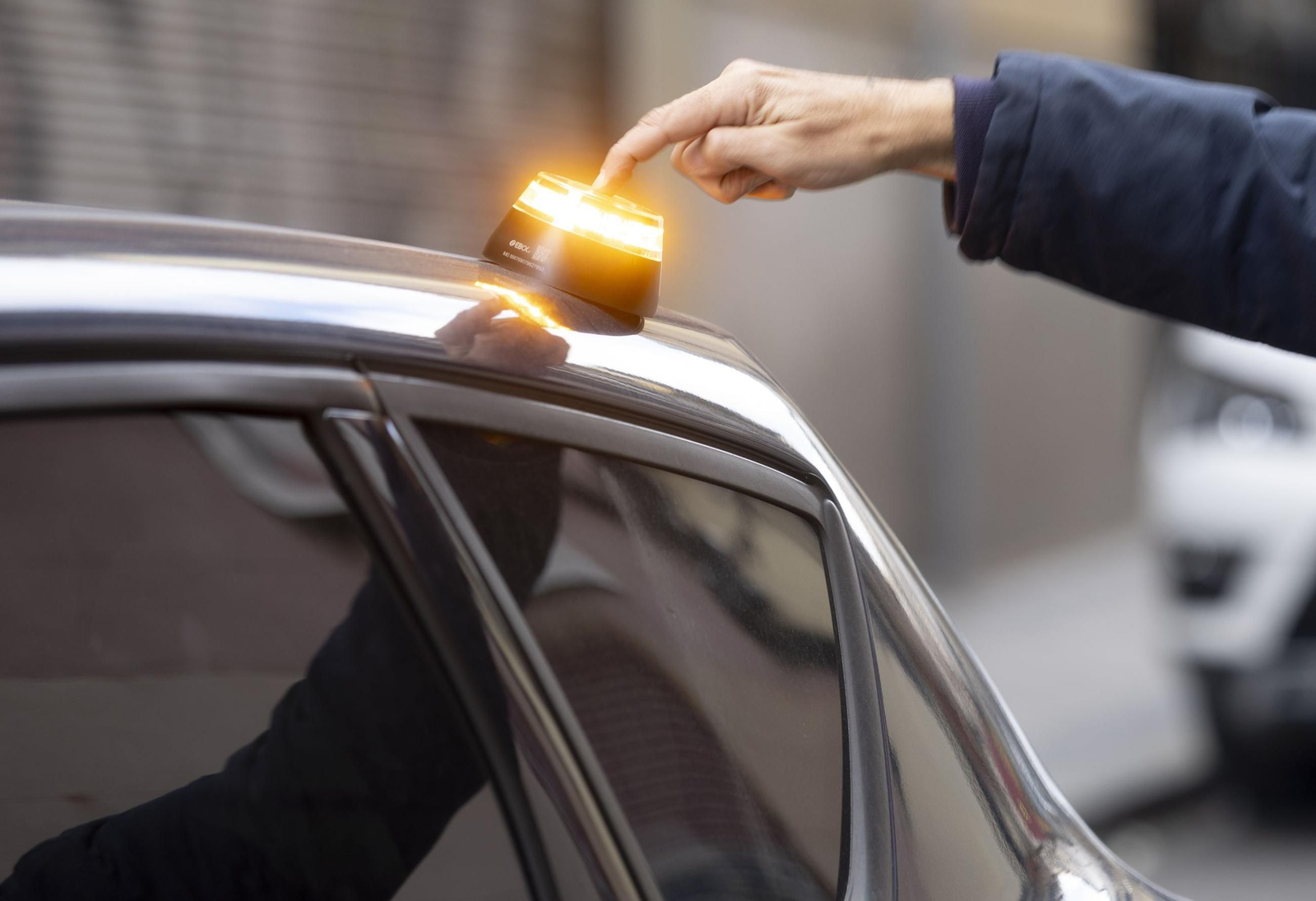 Una baliza V16 colocada en el techo de un coche.