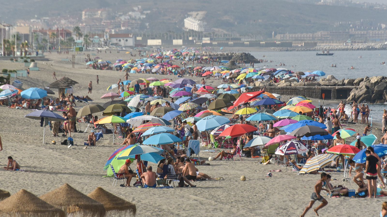Las fotos de la tarde de playa en familia en La Línea