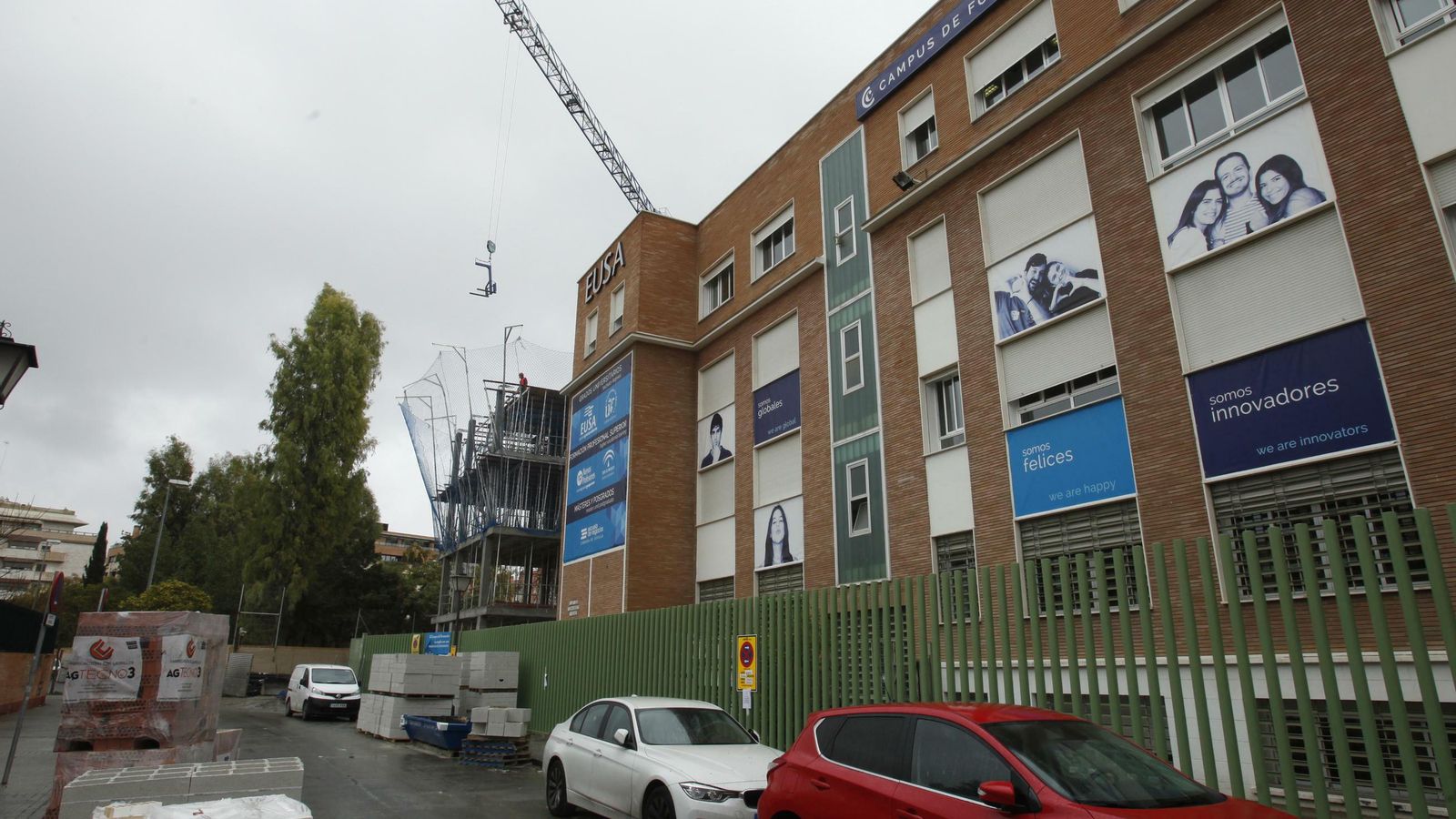 El edificio antiguo y, al fondo, la residencia de nueva construcción