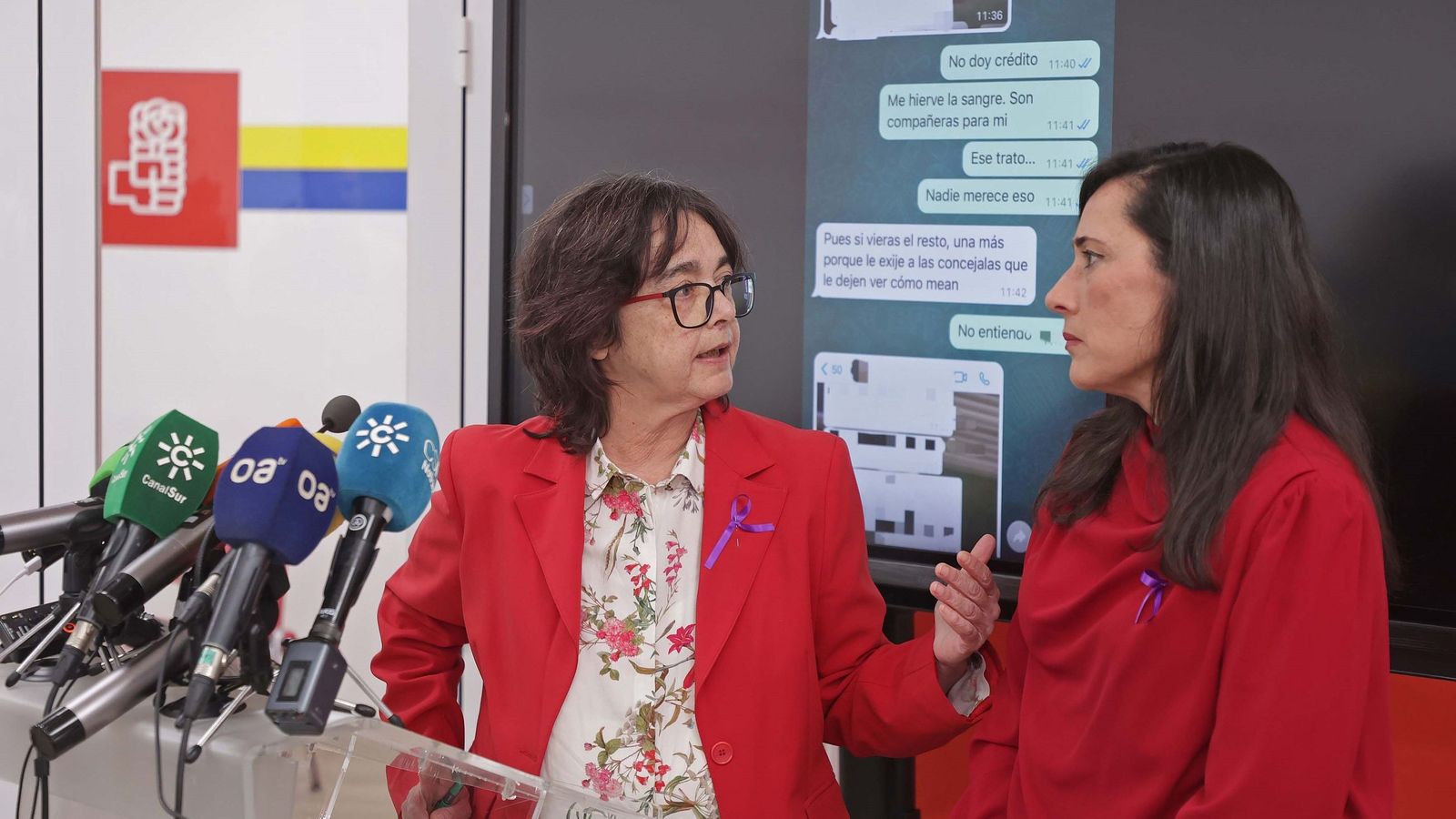 Isabel Beneroso y Rocío Arrabal, ante una pantalla con un mensaje de Whatsapp, en febrero de 2025.