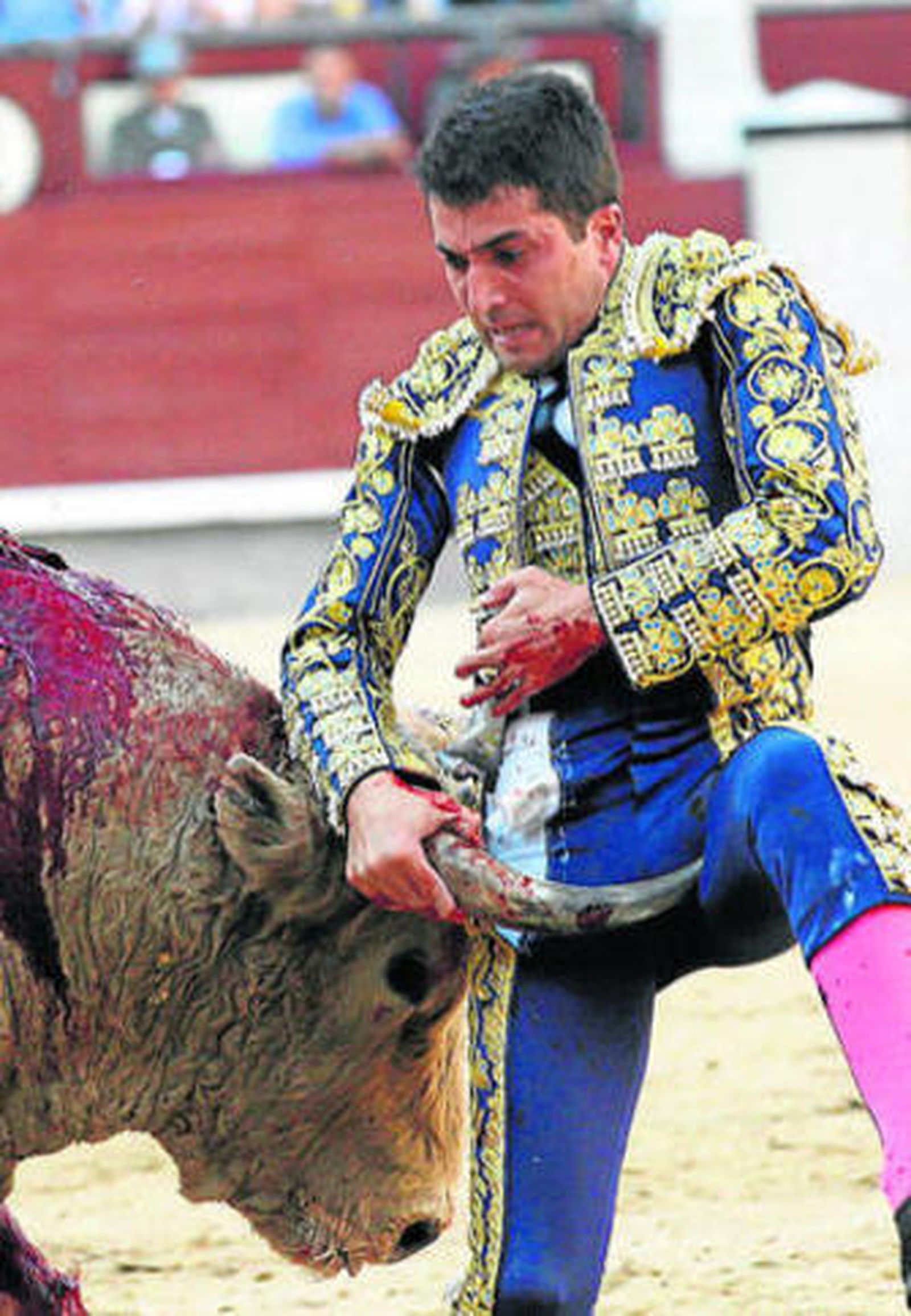 Javier Castaño fue cogido por el segundo toro de su lote.