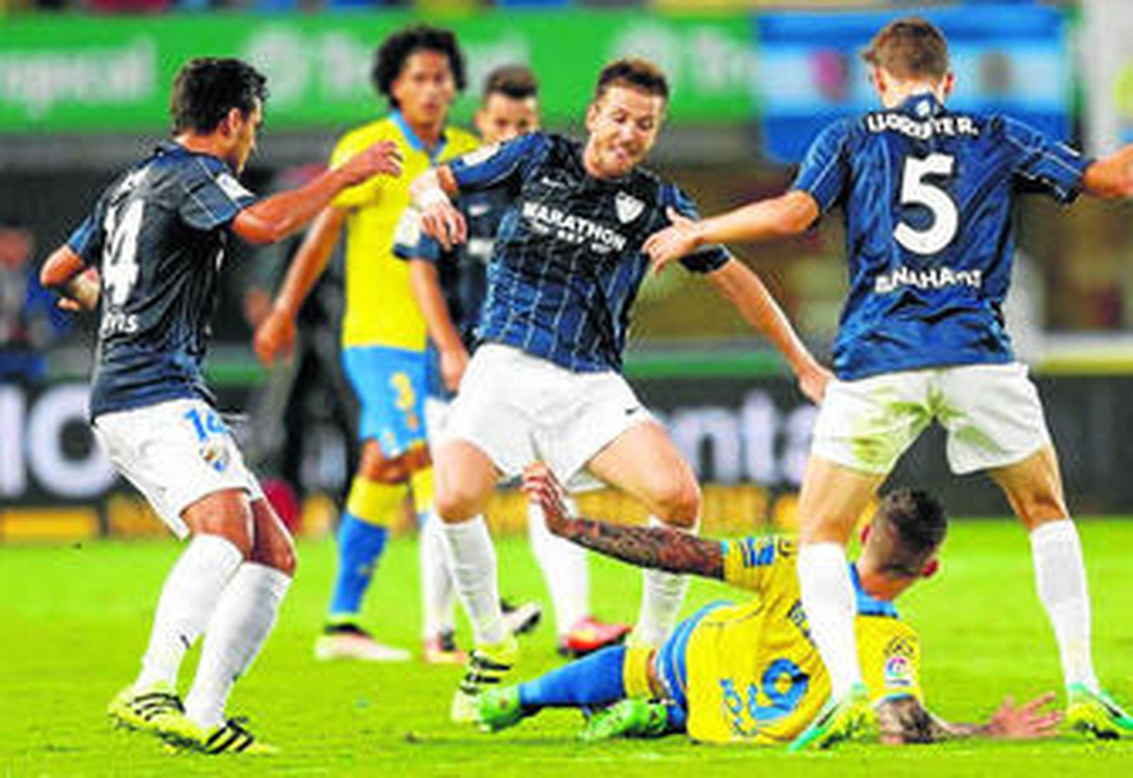 Camacho pelea un balón dividido.