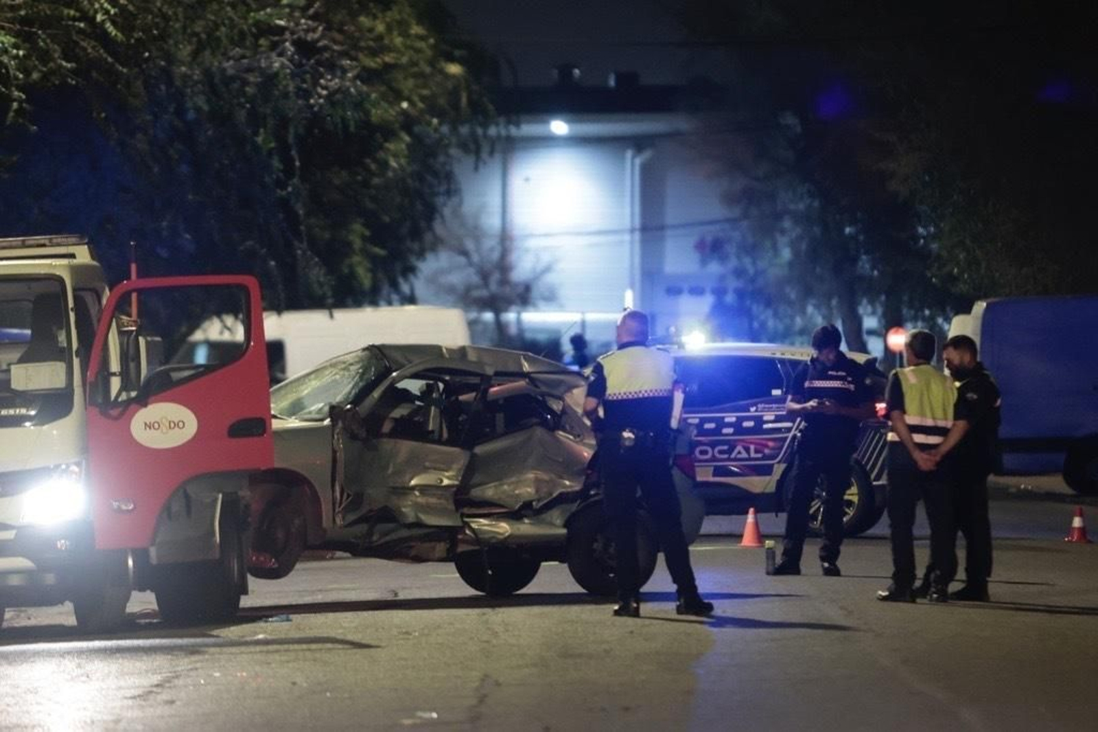 Una grúa retira el vehículo accidentado.