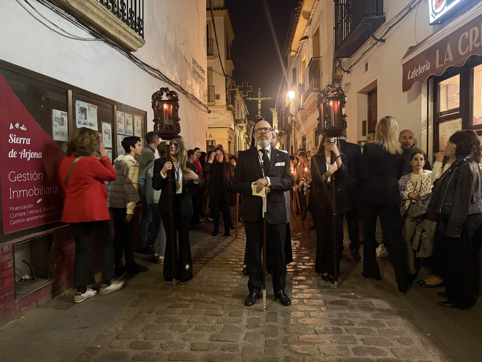 Las mejores fotos de un Viernes de Dolores de vía crucis como prólogo de la Semana Santa de Córdoba
